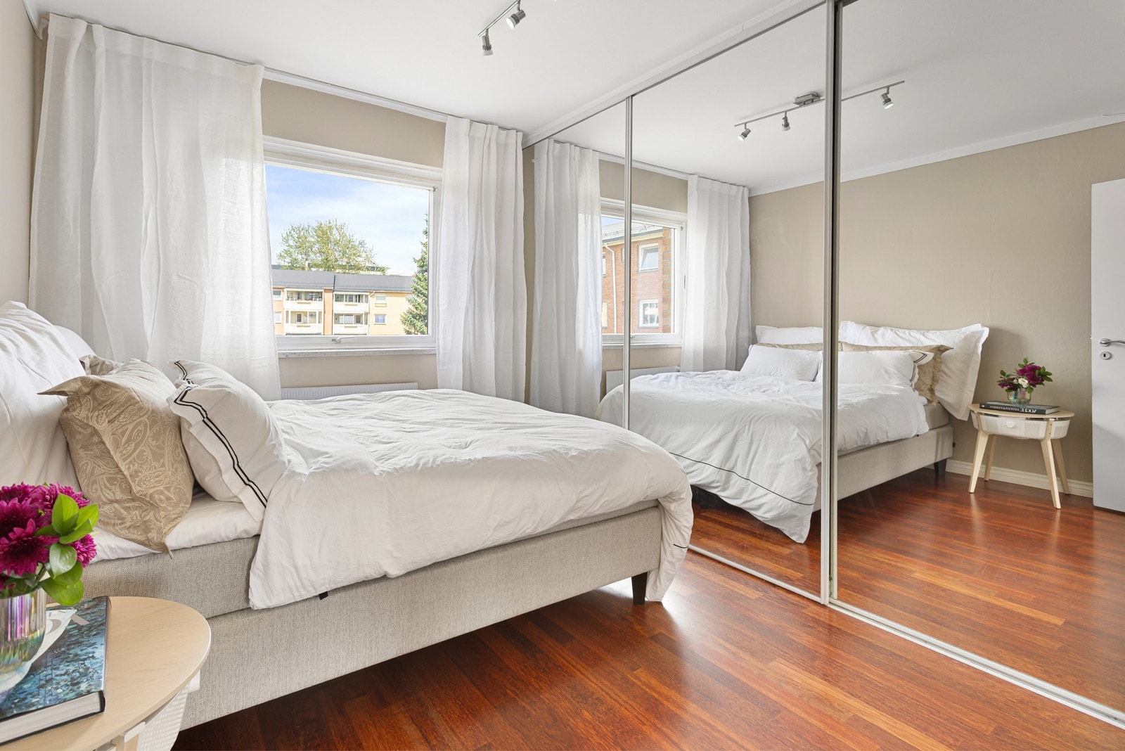 Stor garderobeløsning medfølger. Galleribilde