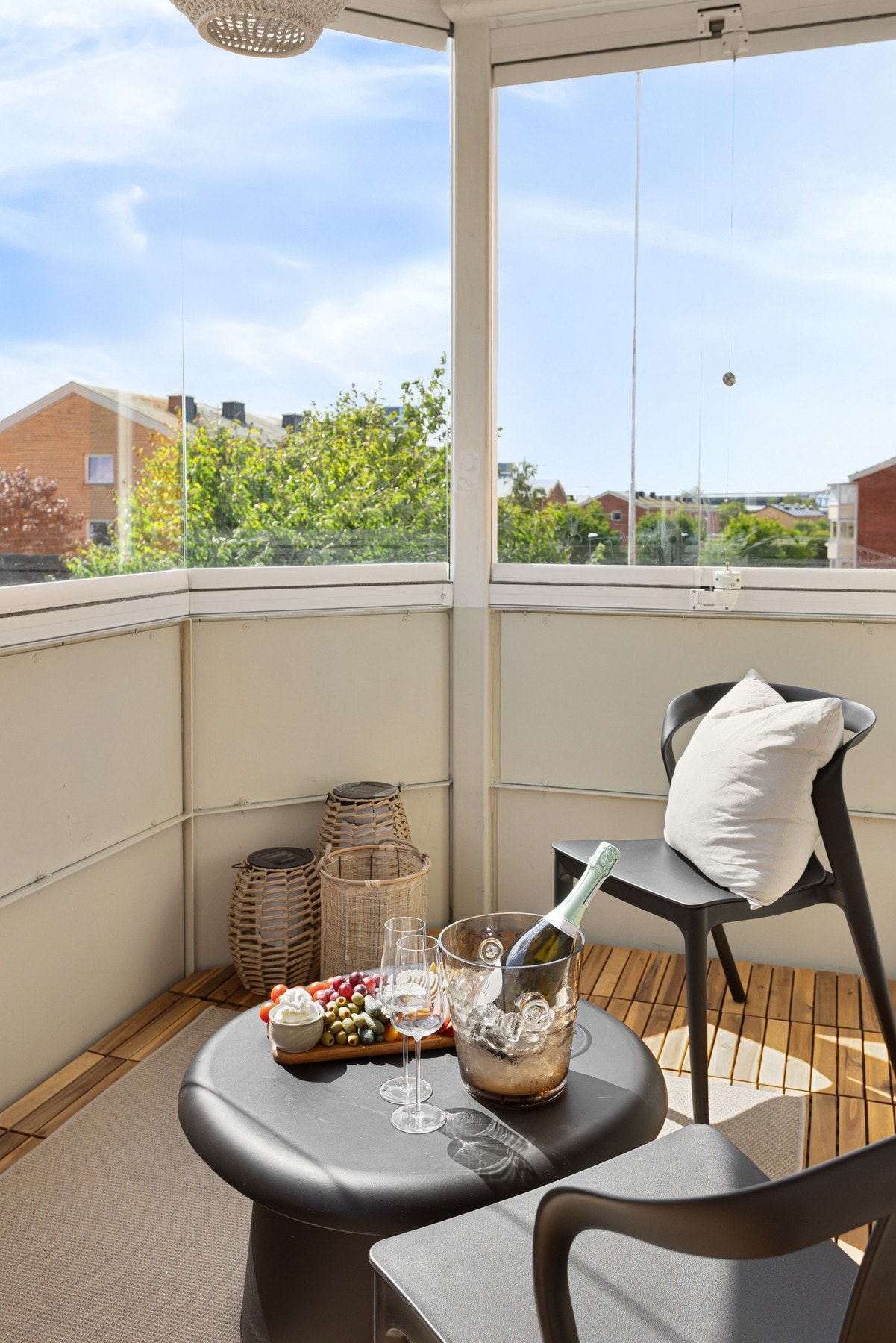 Balkongen er overbygget og innglasset, som gjør uteplassen lun og privat. Galleribilde