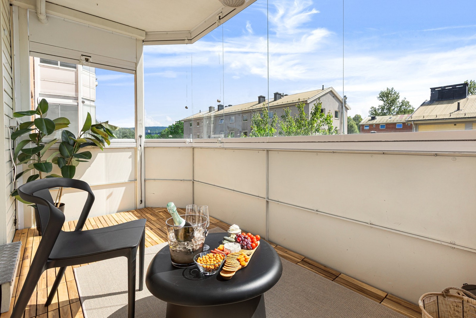 Uteplassen byr på godt med plass for sittegruppe, grill og beplantning. Galleribilde