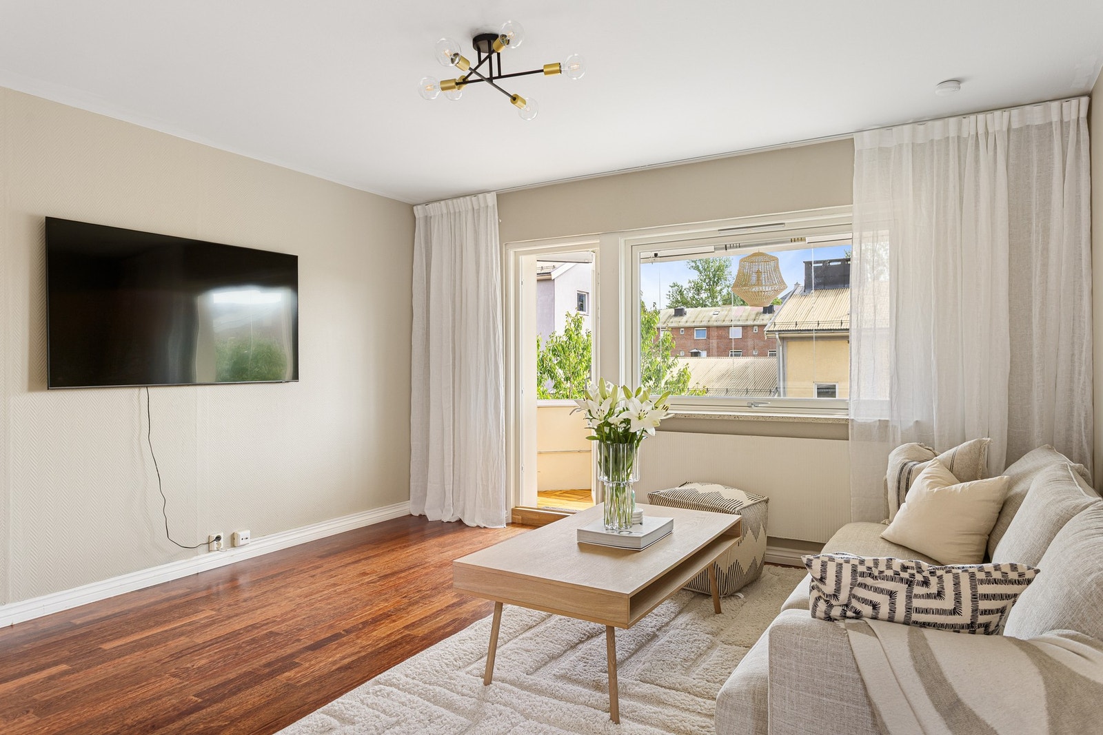 Boligens stue har fin plass for sofa, salongbord og mediemøblement. Galleribilde