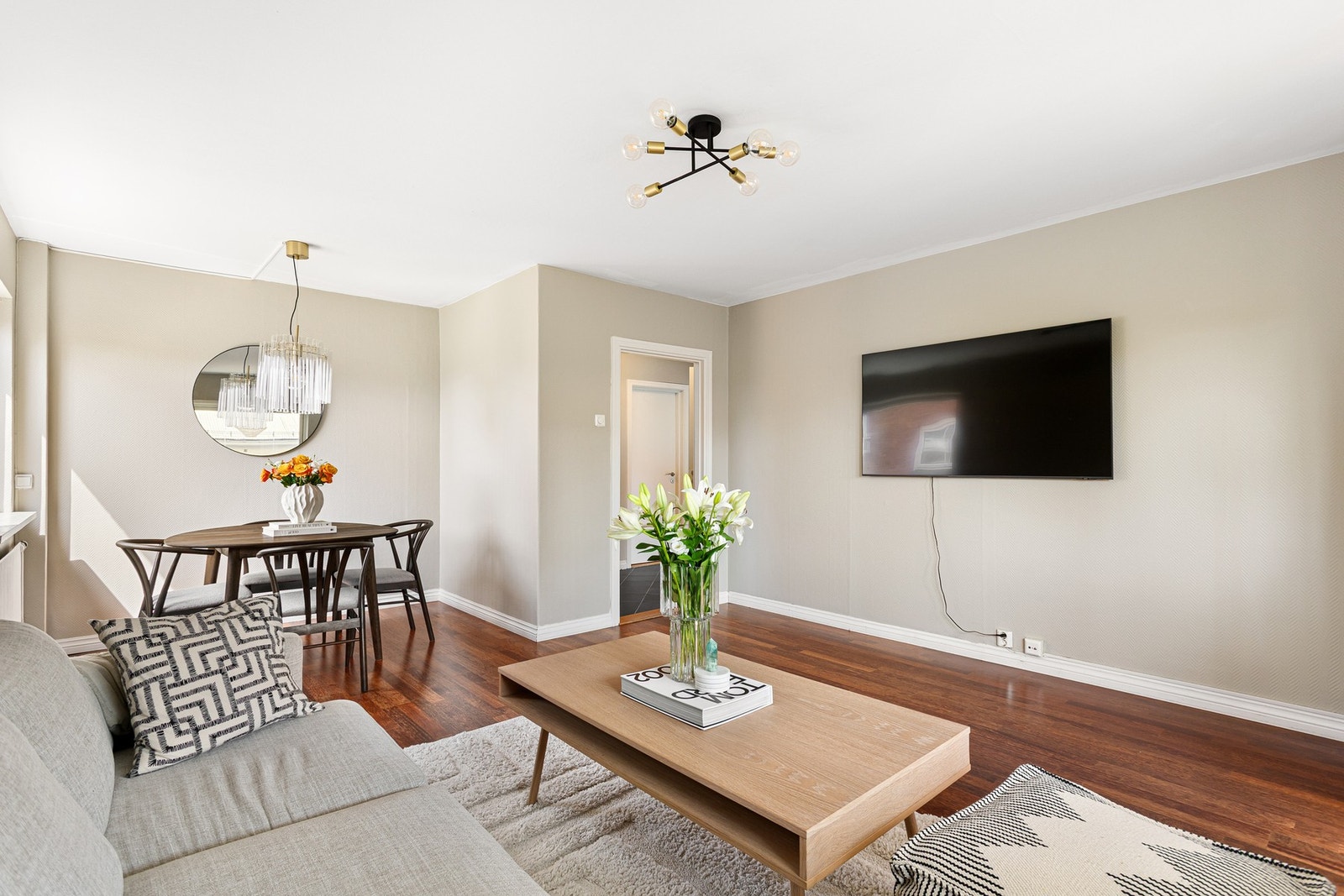 Det er også fin sone for plassering av spisebord. Galleribilde