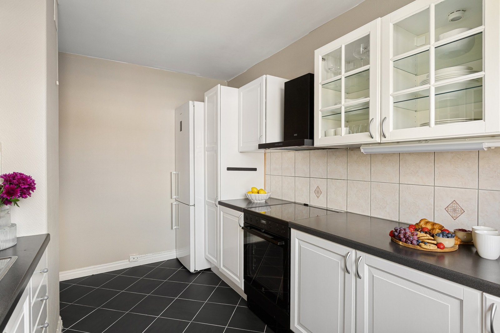 Gulvet har fliser og veggoverflatene er malt i lyse fargevalg. Galleribilde