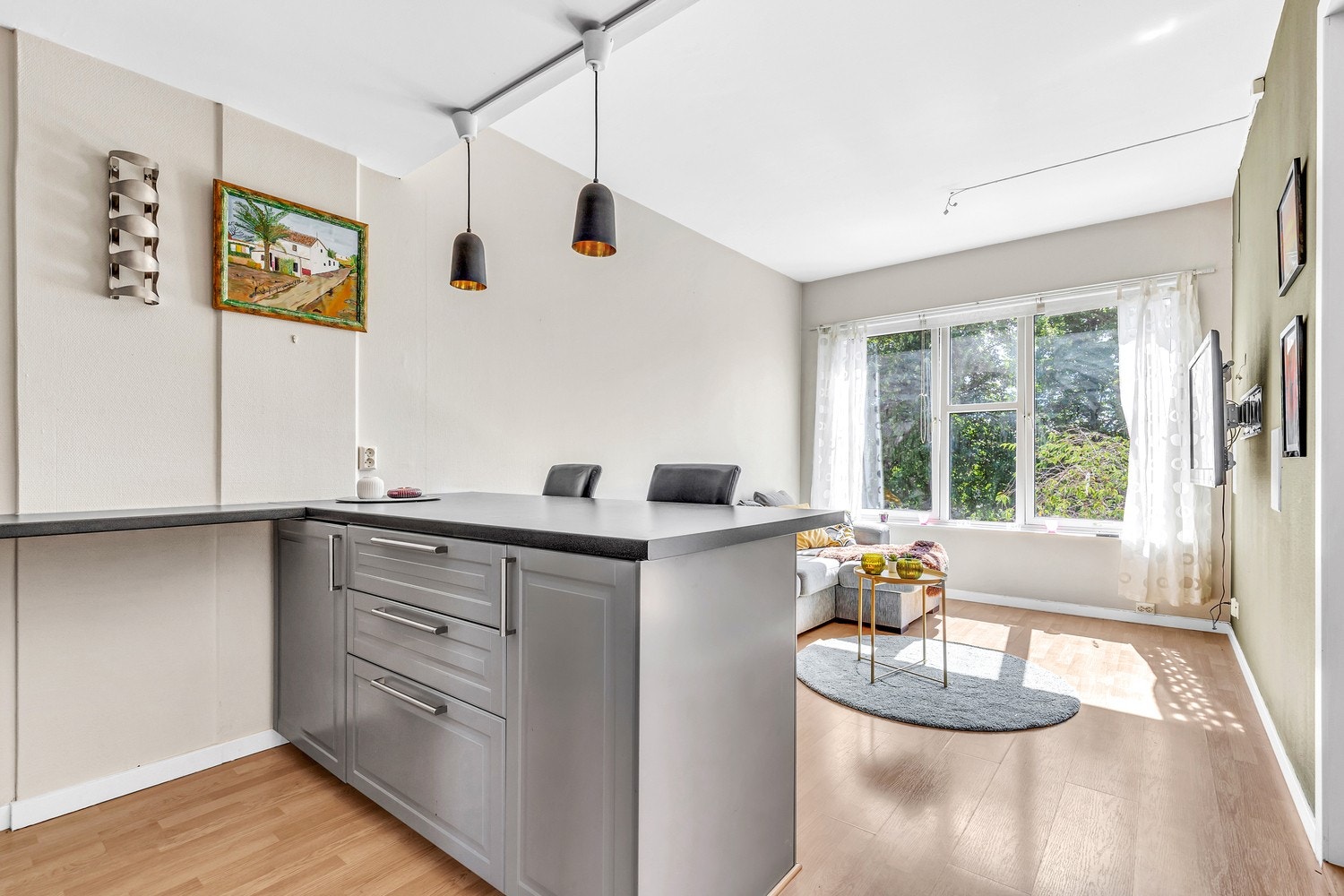 Stuen har store vindusflater som gir rikelig med lys. Galleribilde