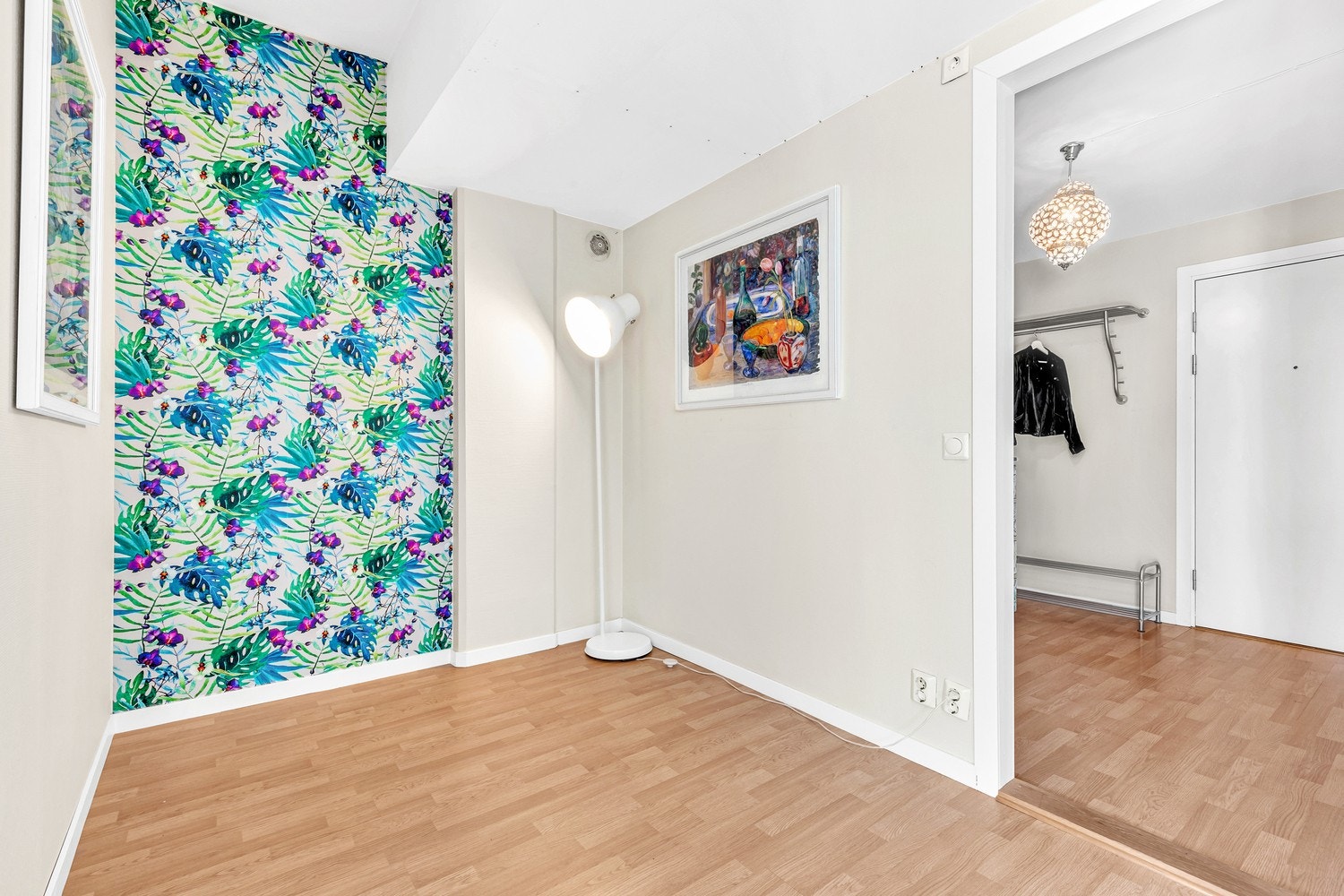 Mellomgang med god plass. Tapeten er idag fjernet og veggen er malt. Galleribilde