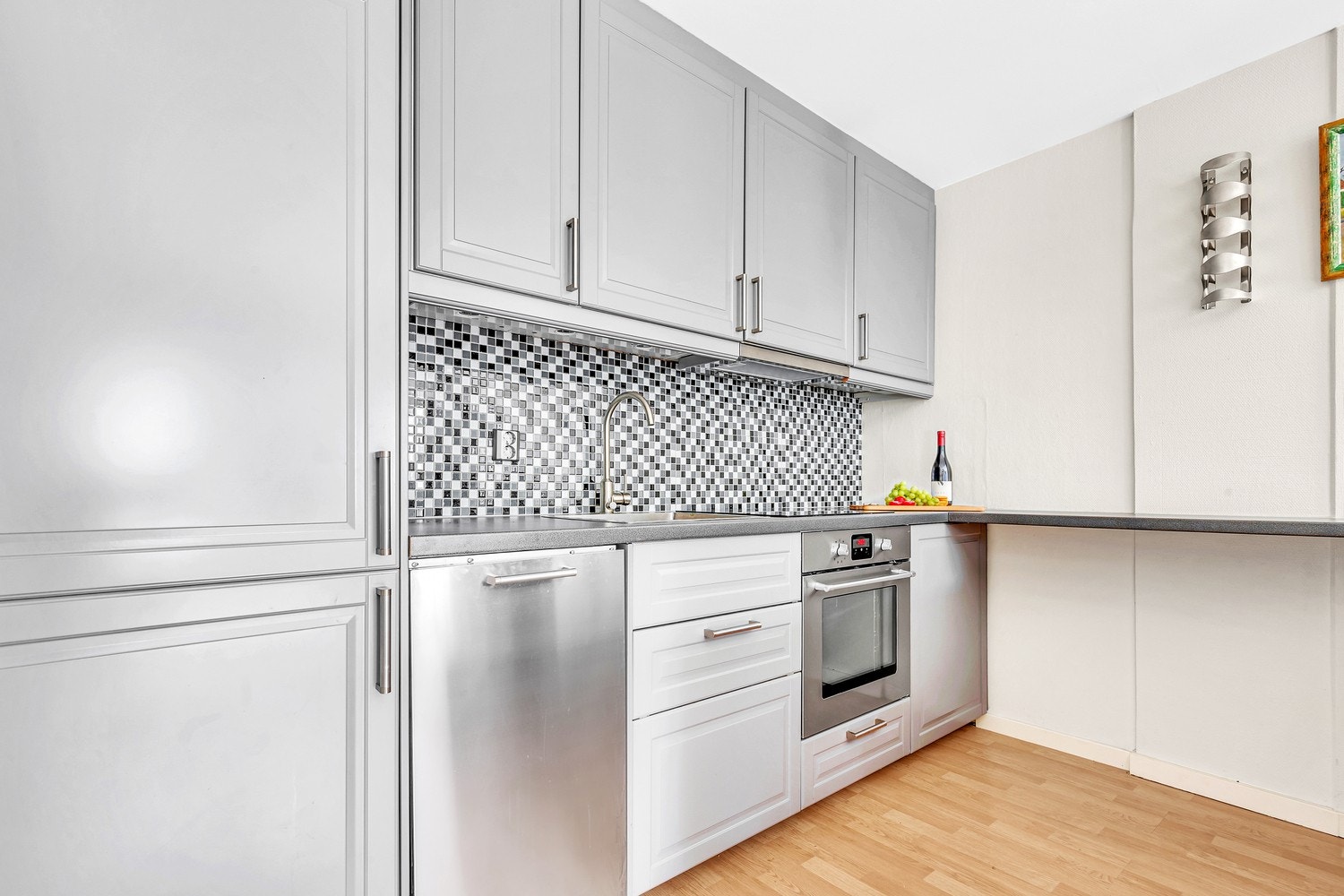 Boligen byr på et romslig kjøkken med rikelig skap og benkeplass som vender mot stuen. Galleribilde