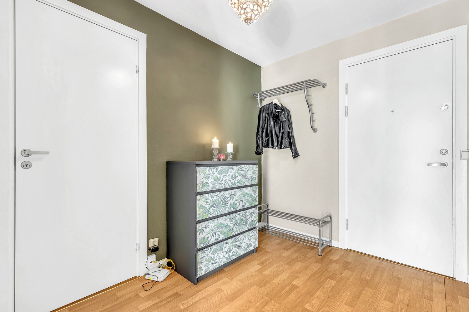 Romslig entré med garderobeløsning i innvendig bod. Galleribilde