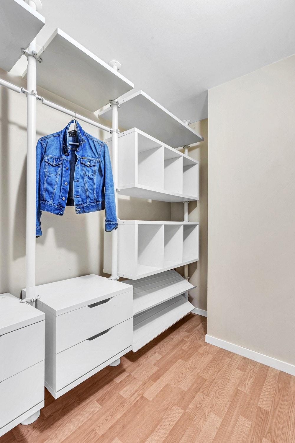 Bod/ Walk in garderobe med hyller og stang for oppheng. Galleribilde