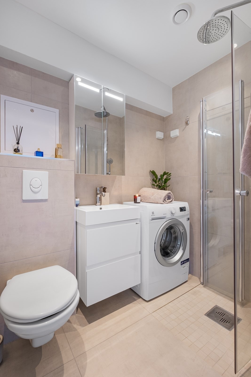 - Flislagt baderom fra 2017 med varme i gulvet og downlights i himling. Opplegg for vaskemaskin. Naturlig ventilasjon - Galleribilde