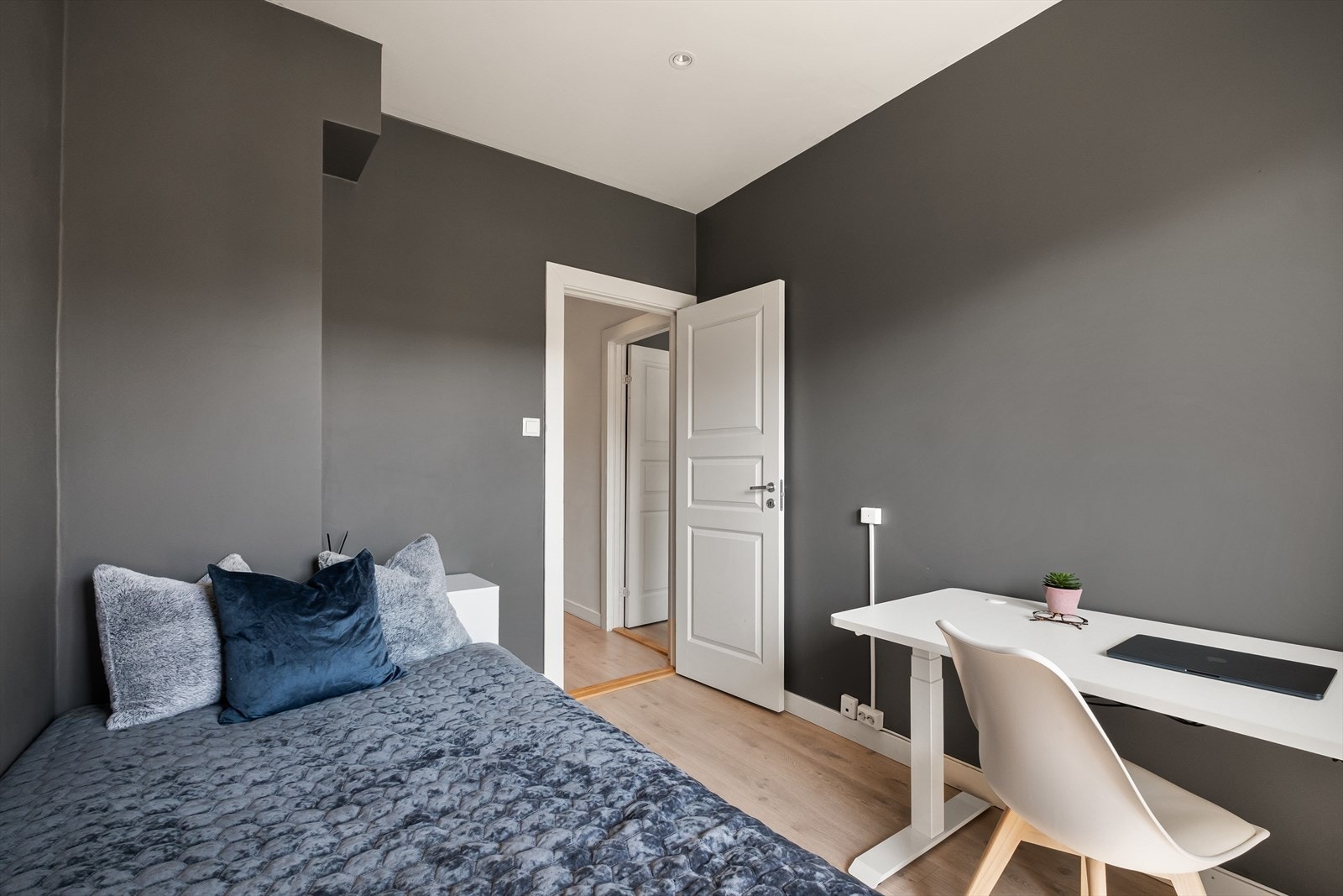 - Soverom to er også av god størrelse og har plass til seng og garderobeløsning - Galleribilde