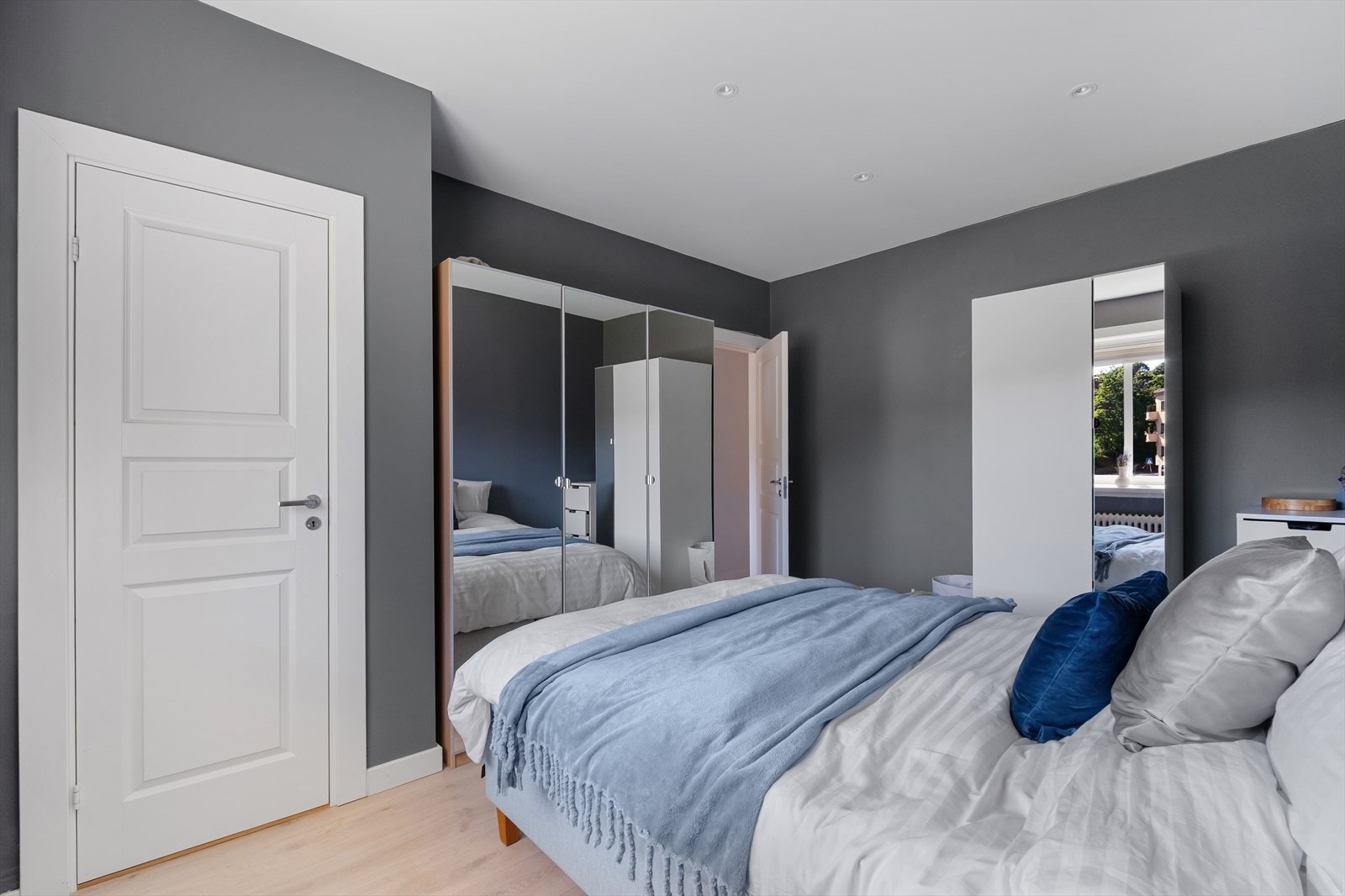 - God plass til dobbeltseng med tilhørende nattbord - Galleribilde