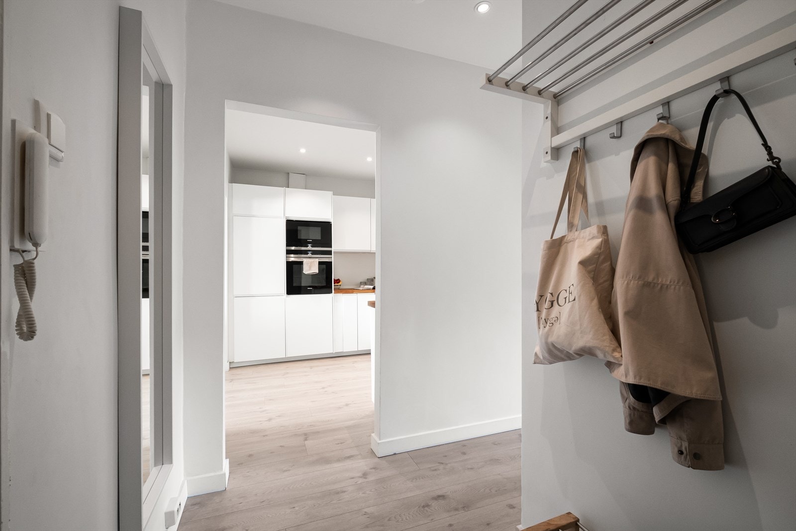 - Velkommen inn! En lys og innbydende entré som gir et godt førsteinntrykk av leiligheten - Galleribilde