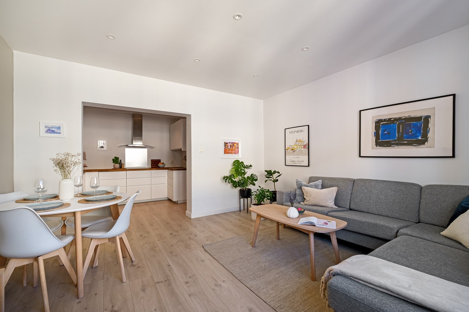 - Leiligheten er malt i delikate og tidsriktige farger - Galleribilde