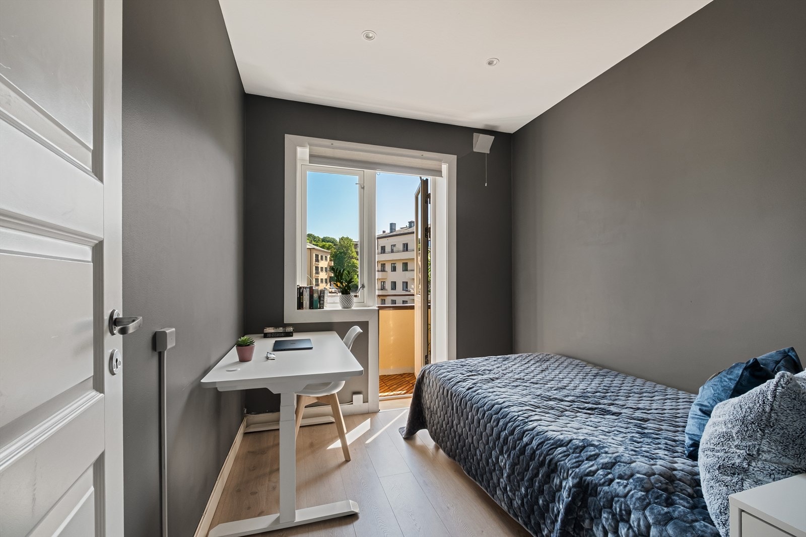 - Fra soverom to er det også utgang til balkong - Galleribilde