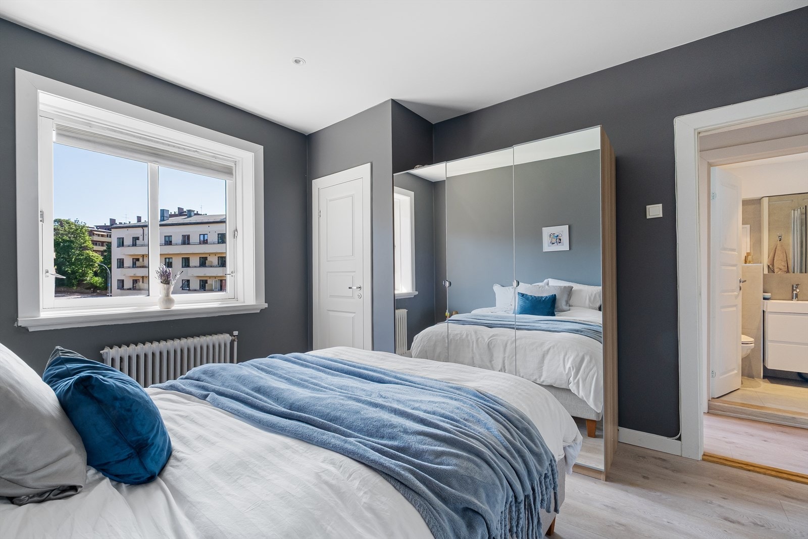 - Masse oppbevaringsplass i garderobeløsning - Galleribilde