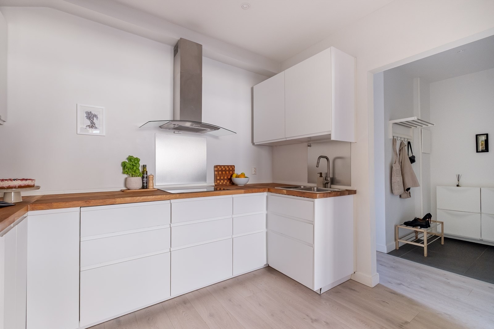 - Moderne kjøkkeninnredning med glatte fronte, heltre benkeplate med nedfelt vaskekum og overskap. Integrert kjøl/fryseskap, oppvaskmaskin, platetopp, micro og stekeovn - Galleribilde