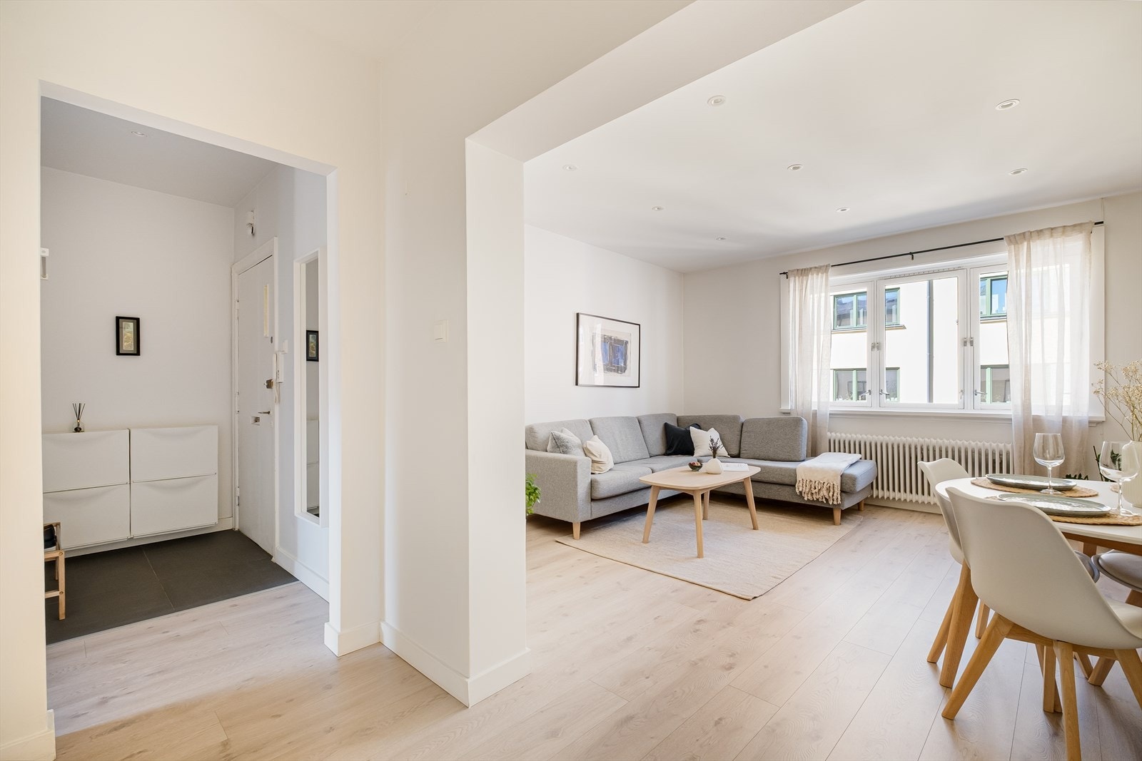 - I stuen er det god plass til sofaseksjon med tilhørende møblement, TV-benk og spisebord - Galleribilde