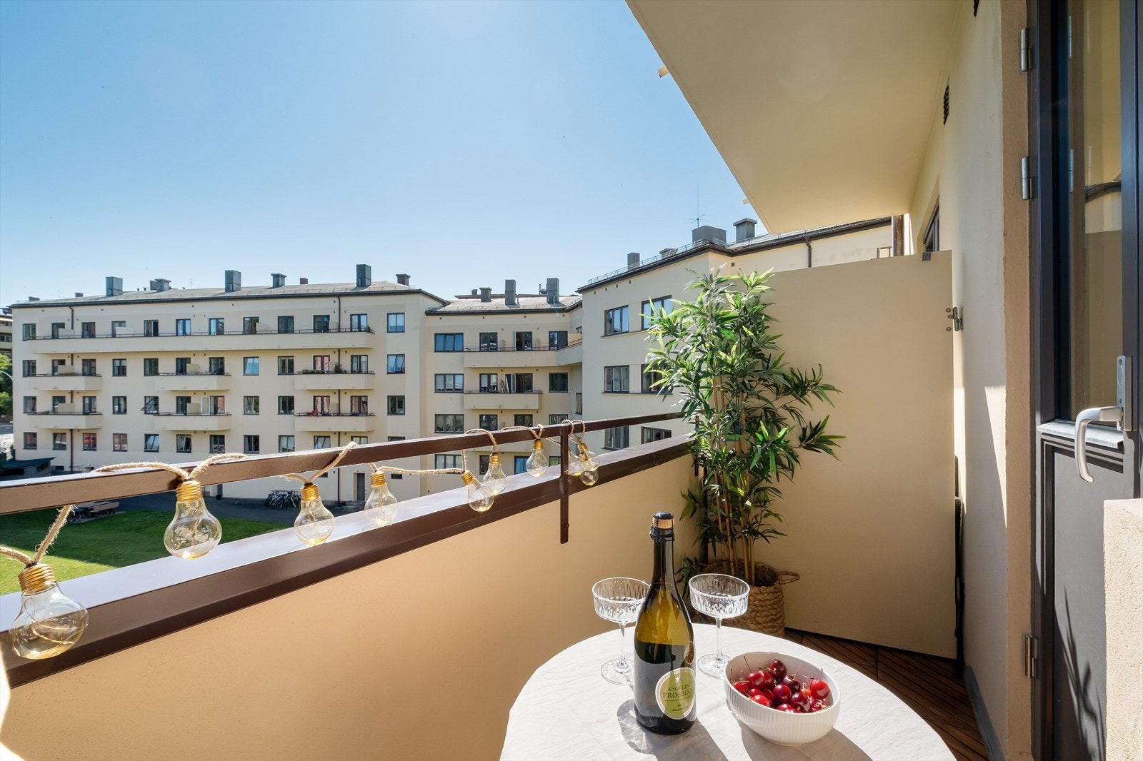 - Nordøstvendt balkong på ca. 3 kvm fra 2020 som vender mot rolig bakgård - Galleribilde