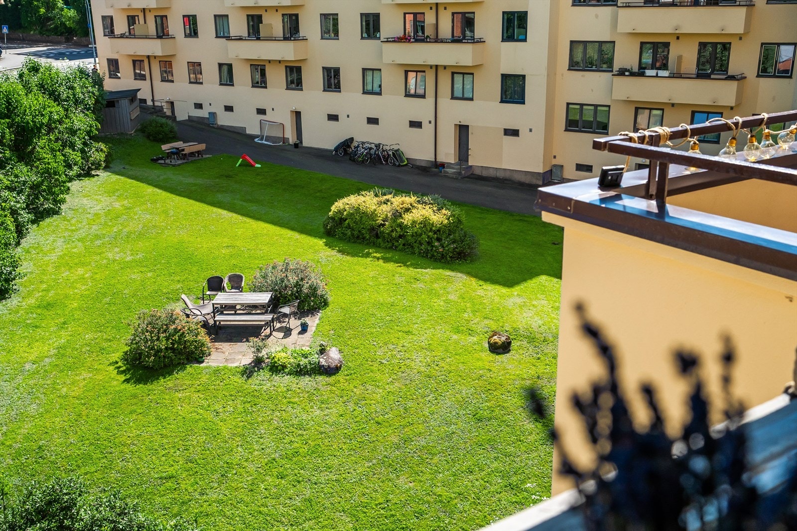 - Stor og flott bakhage til felles bruk - Galleribilde