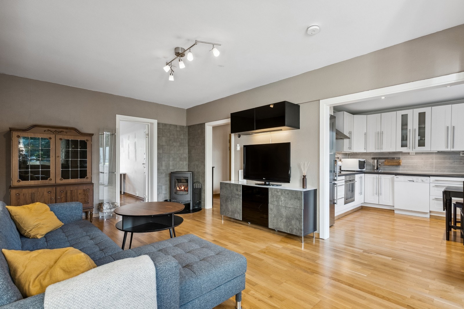 Rosmslig og lys stue med medfølgene møbler og peis. Internett og parkering inkl. Galleribilde