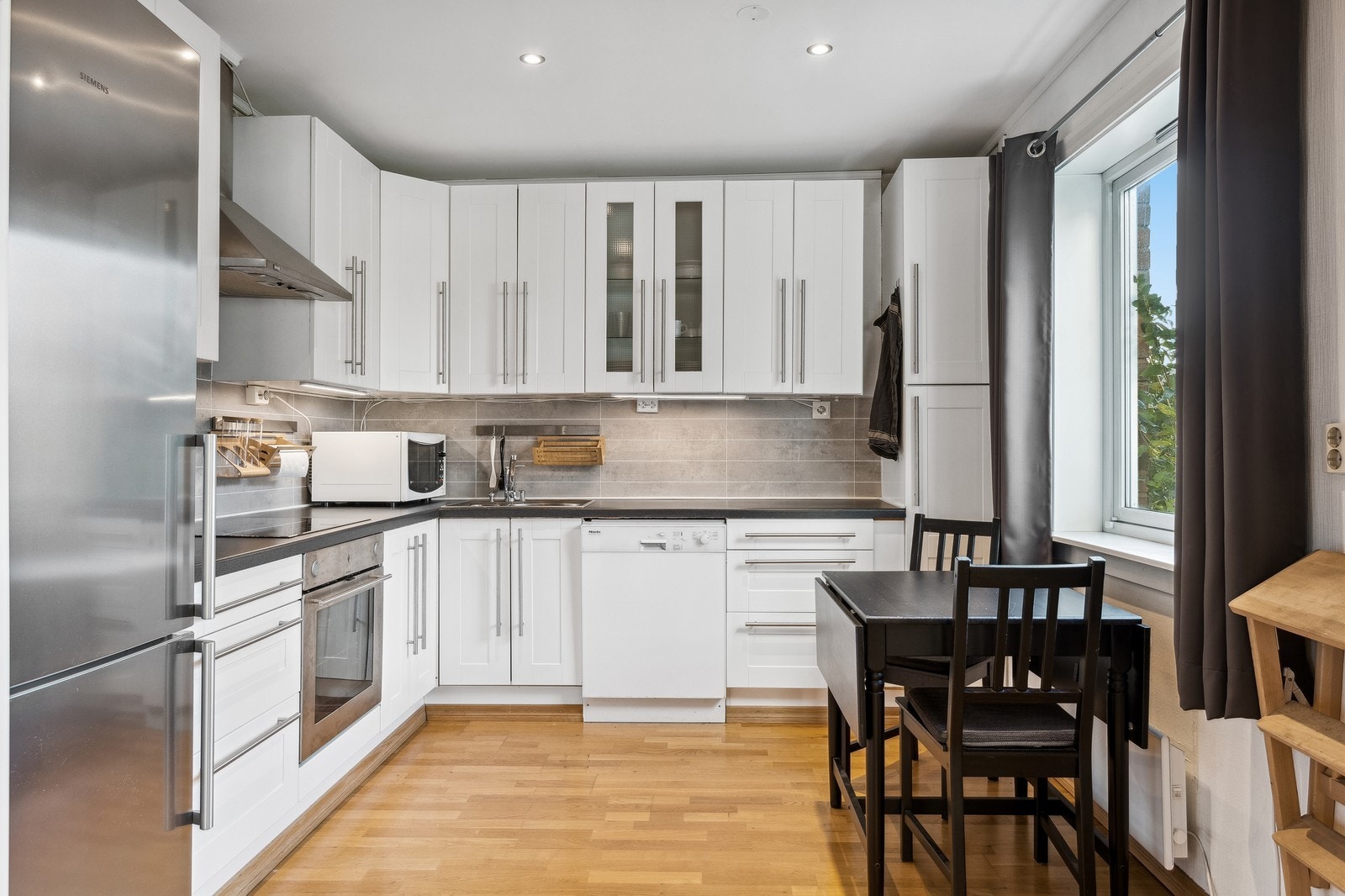 Kjøkken med hvitevarer og alt kjøkkenutstyr medfølger. Galleribilde