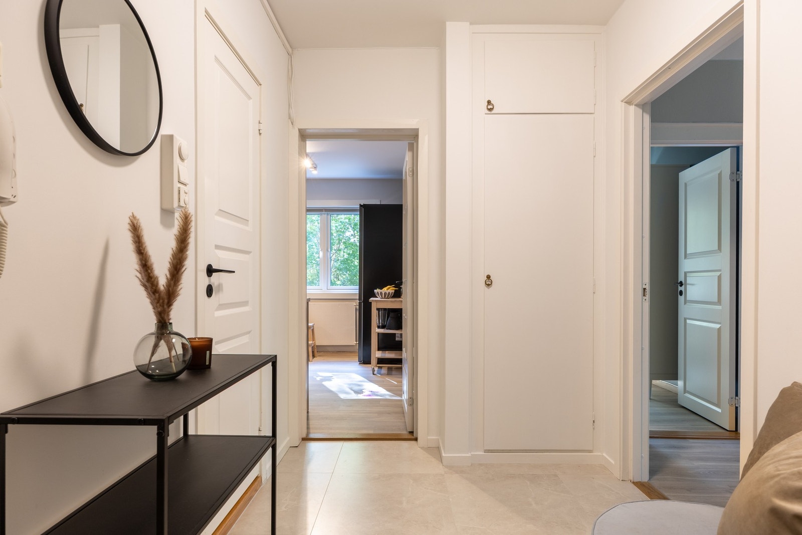 Gang med plass for oppbevaringsmøbler. Galleribilde