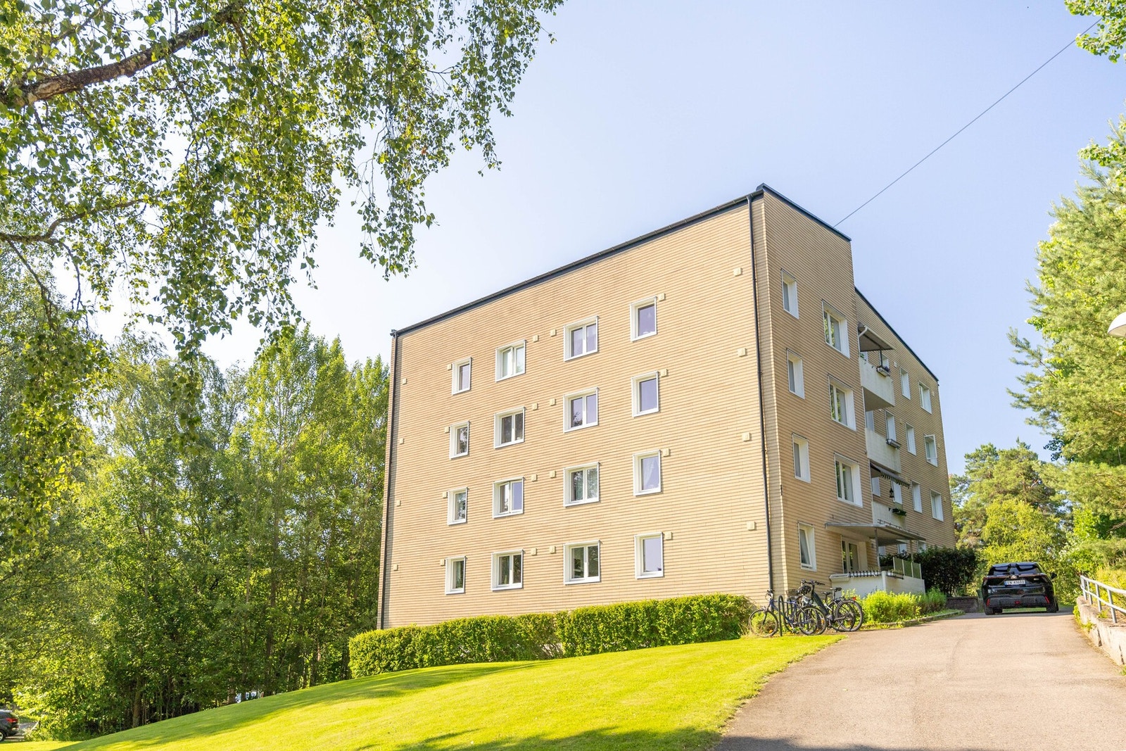 Det er mulighet for leie av parkeringsplass eller garasjeplass i borettslaget etter venteliste. Galleribilde
