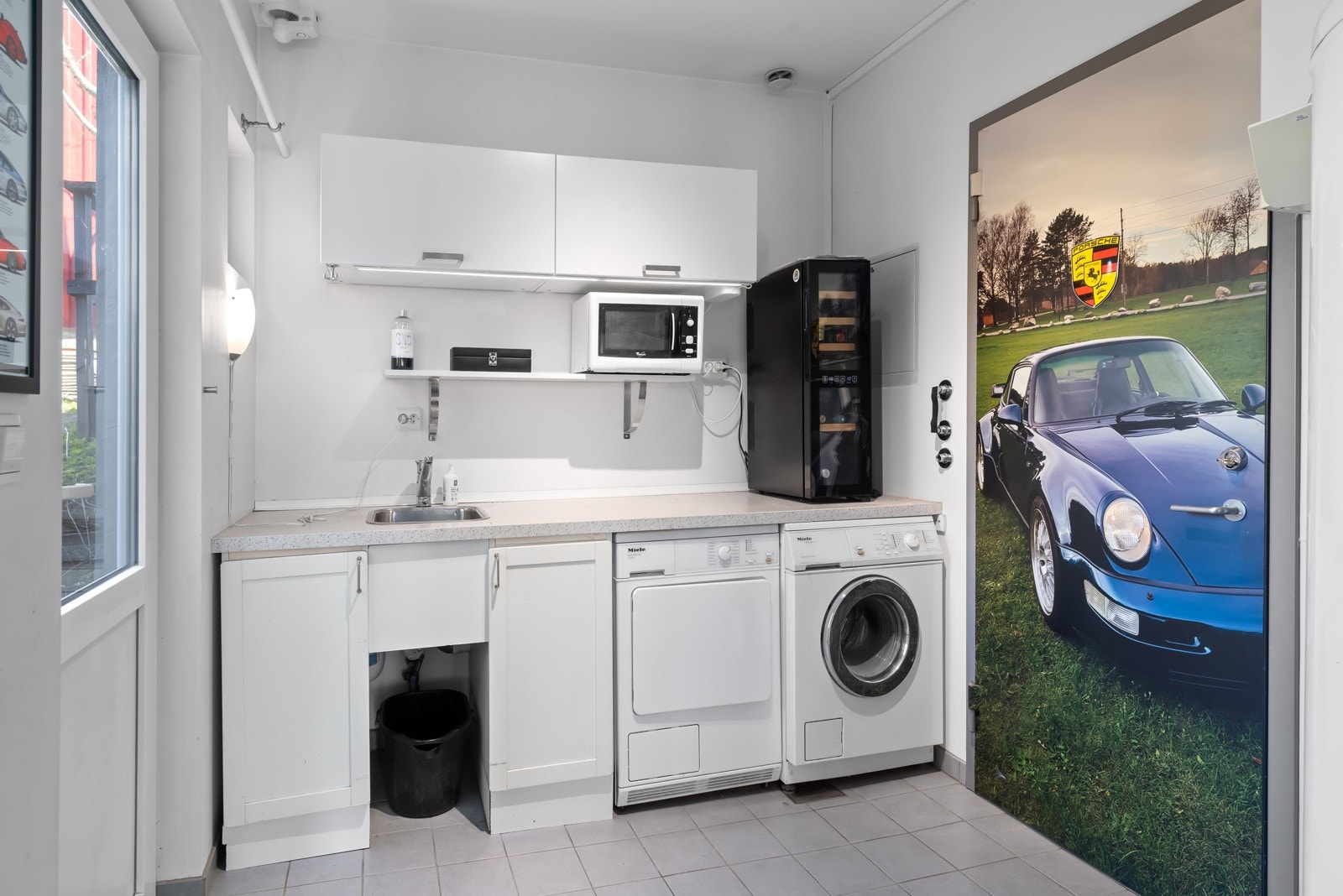 Et romslig vaskerom har man også i 1. etg. Egen utgangsdør, samt direkte adkomst fra den integrerte garasjen. Galleribilde