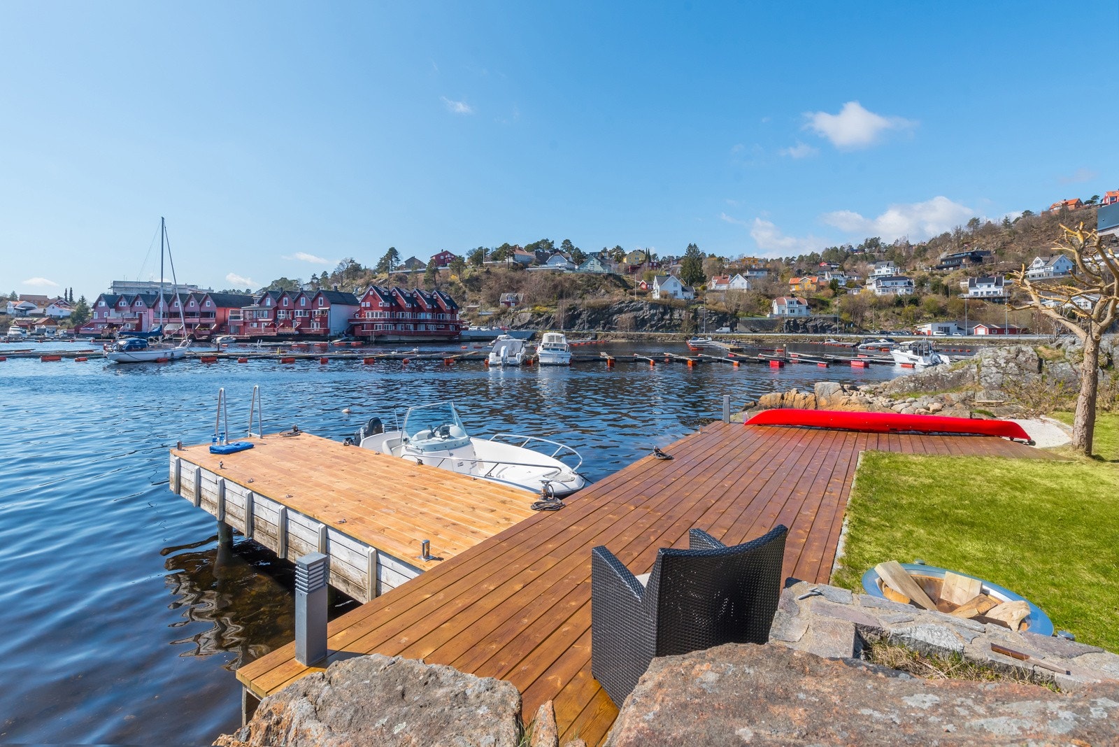 Ved bryggen er det plass til flere båter. Galleribilde