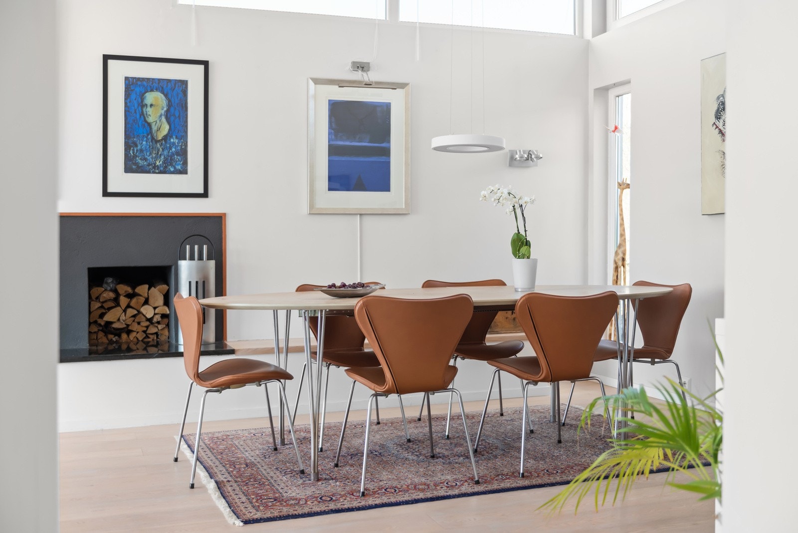 Det er god plass til en stor spisegruppe i stuen. Galleribilde