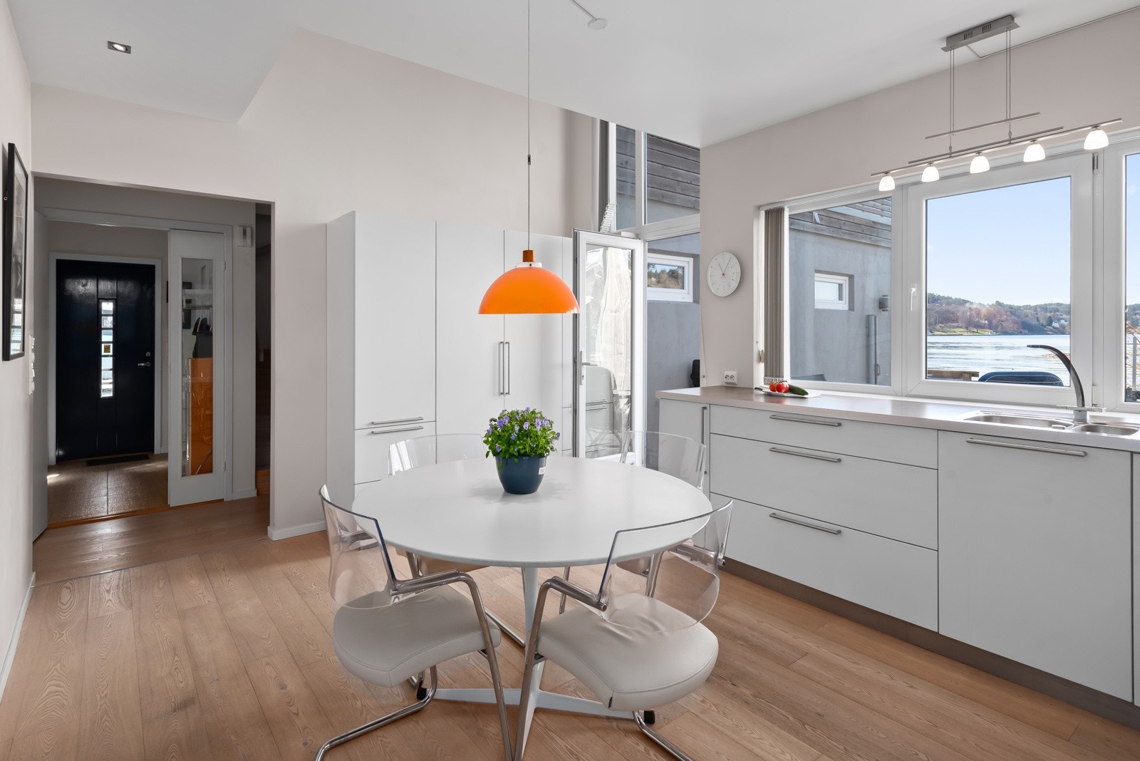 Det er god plass til spiseavdeling på kjøkkenet. Galleribilde