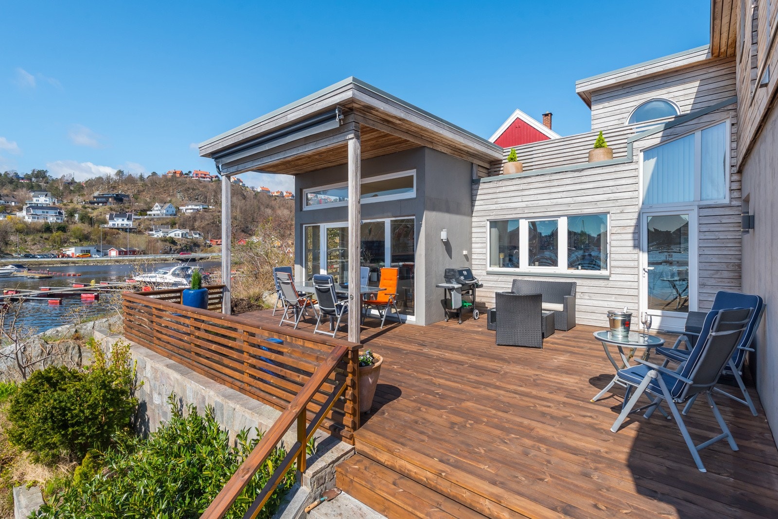 Romslig terrasse med meget gode solforhold og utsikt mot sjøen. Terrasse er nylig oppgradert(2024) Galleribilde