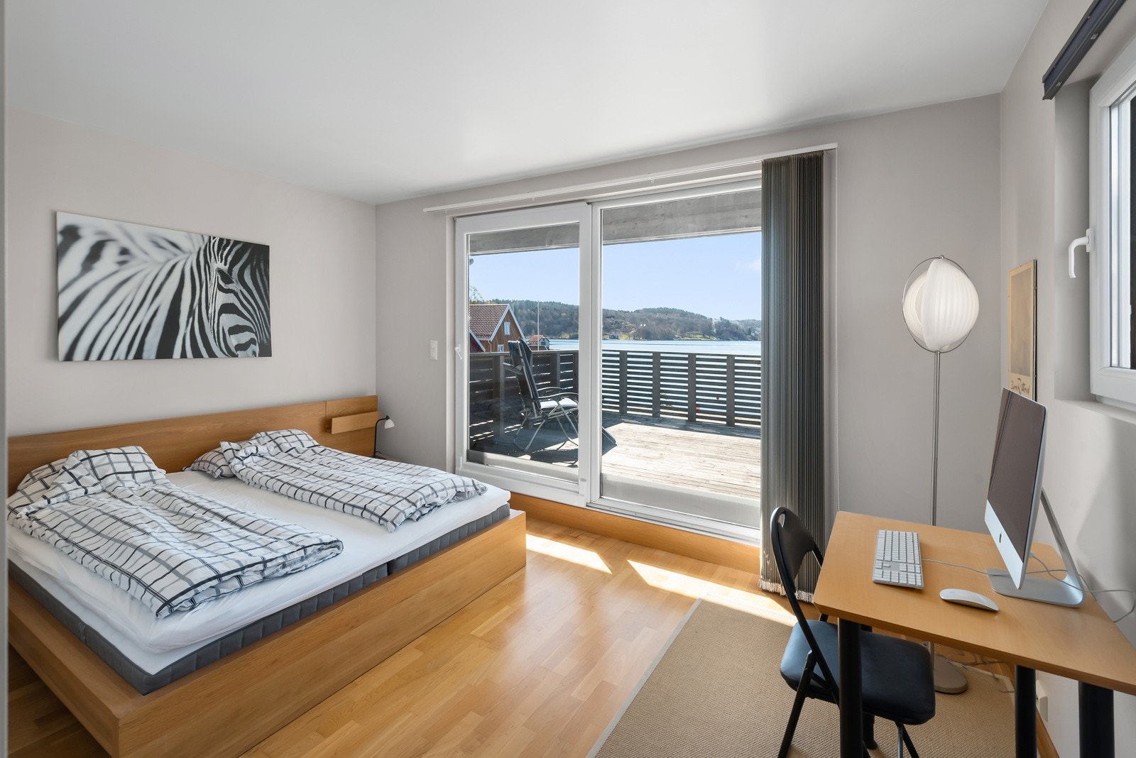 Soverom i 2. etasje med utgang til stor balkong. Galleribilde