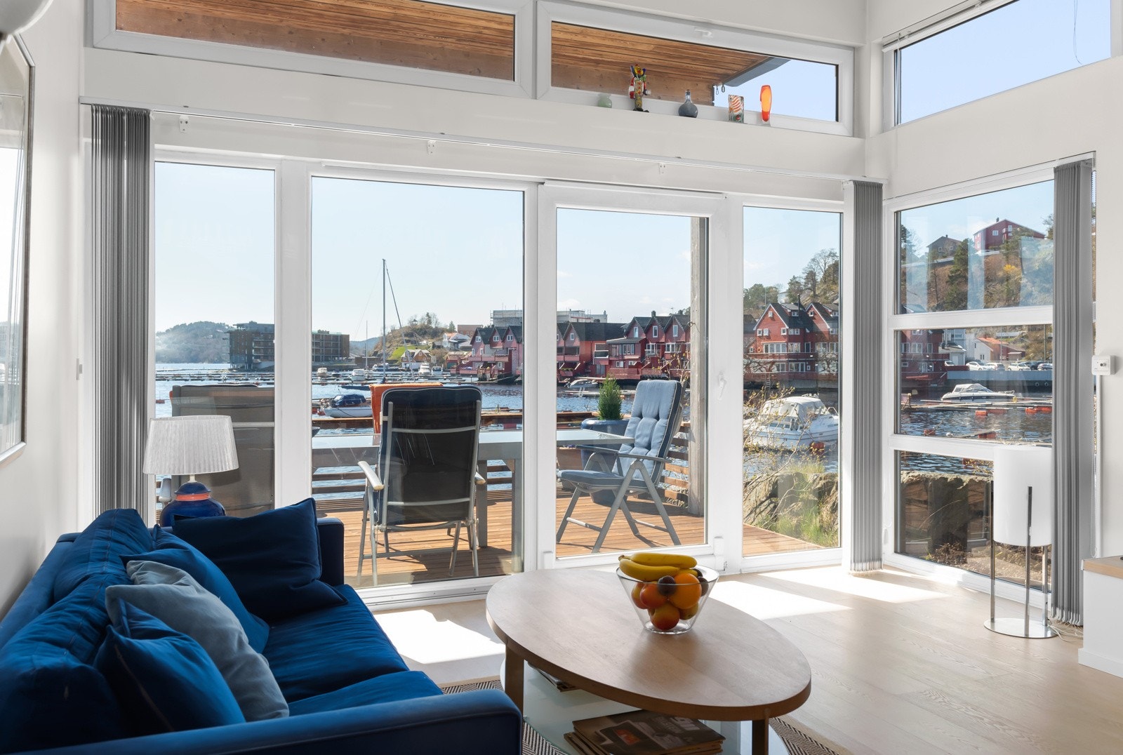 Store glassflater og høyt under taket gir en meget god romfølelse. Galleribilde