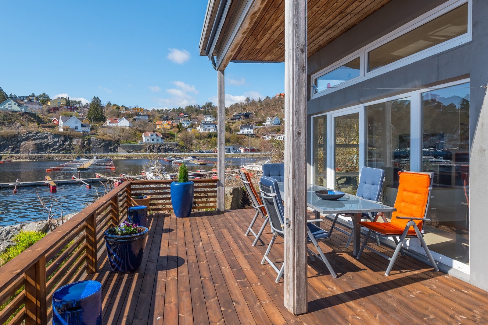 Fint med mulighet for å sitte under tak ved behov. Man har mulighet for å kjøre ned sol-og vindskjerming og alikevel sitte ute og nyte dagen... Galleribilde