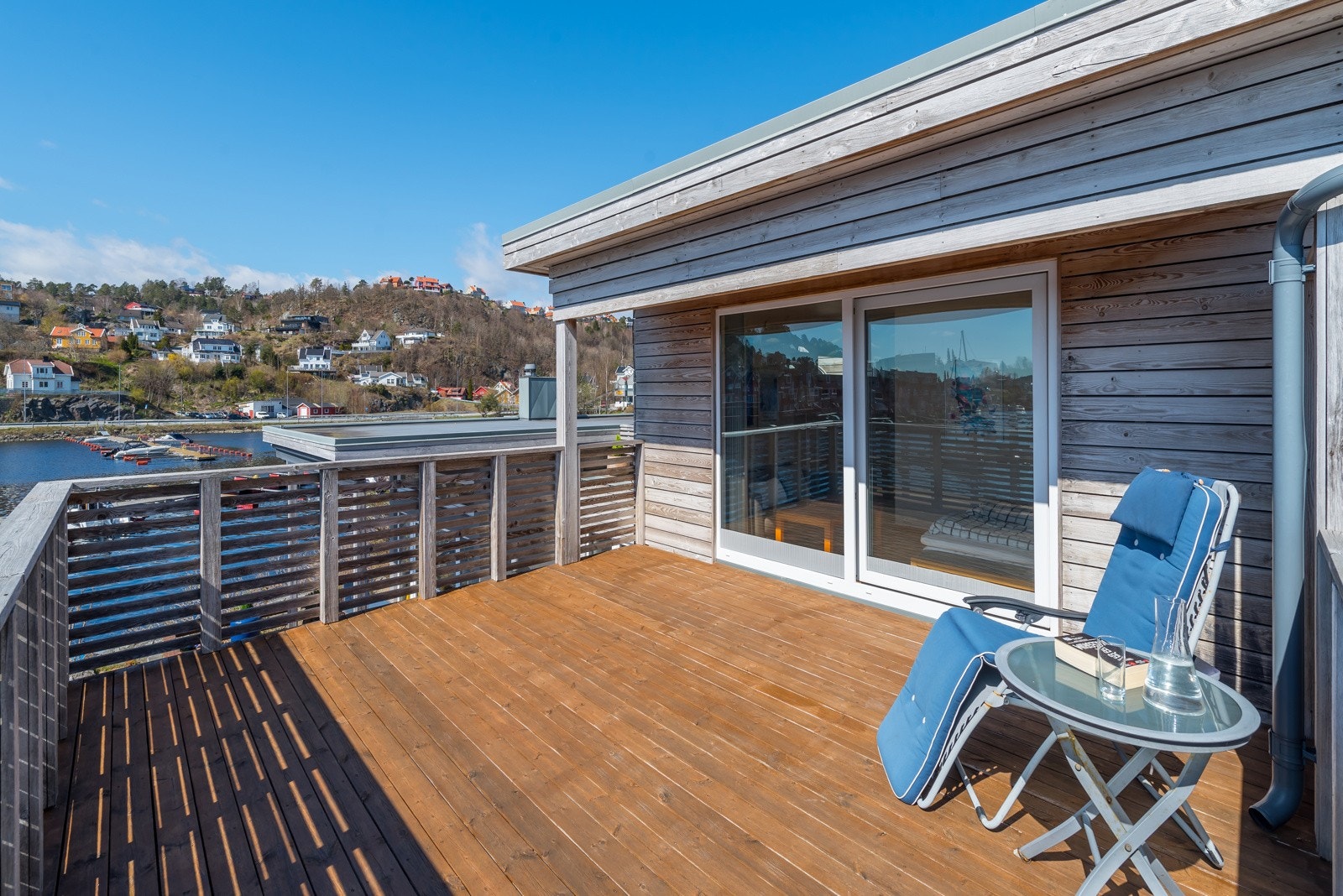 Skyvedør ut fra soverom i 2. etg. til en meget romslig balkong. Galleribilde