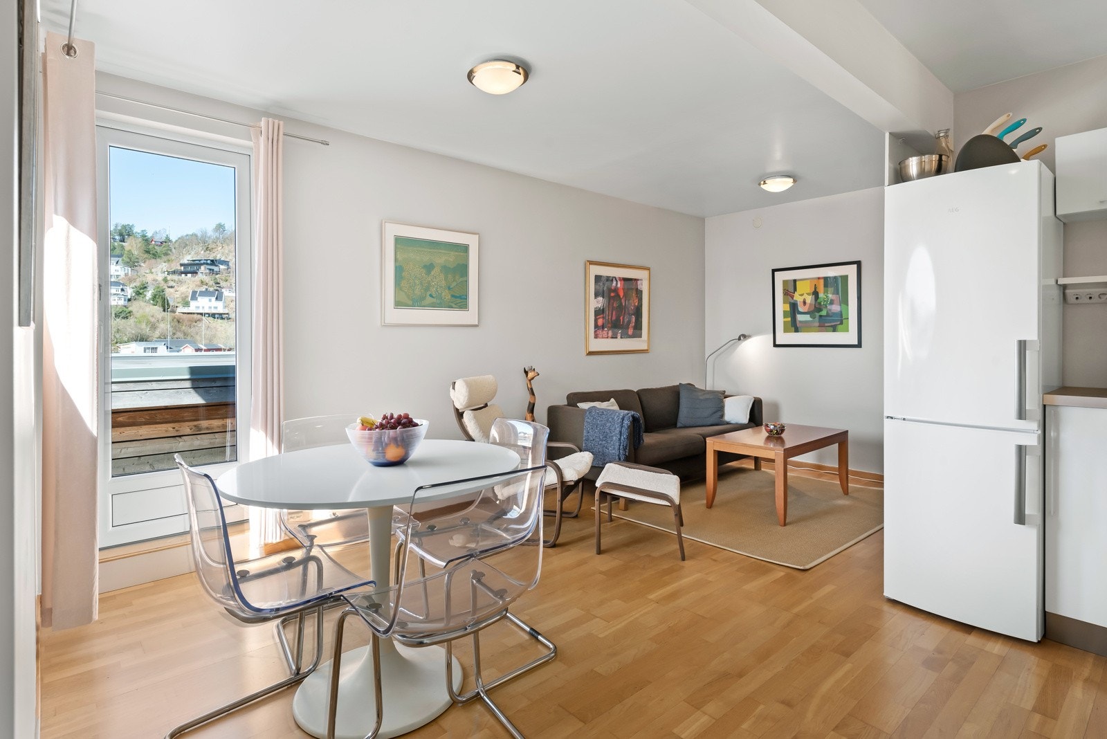 Stue/kjøkkenløsning i 2. etg. Her er også en egen tilhørende balkong med flotte utsikts-og solforhold. Galleribilde