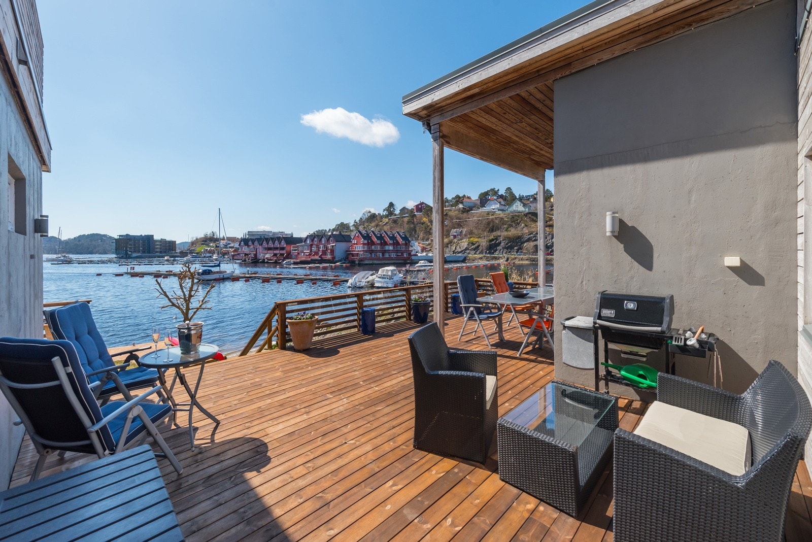 Det er god plass til flere sittegrupper på terrassen. Galleribilde