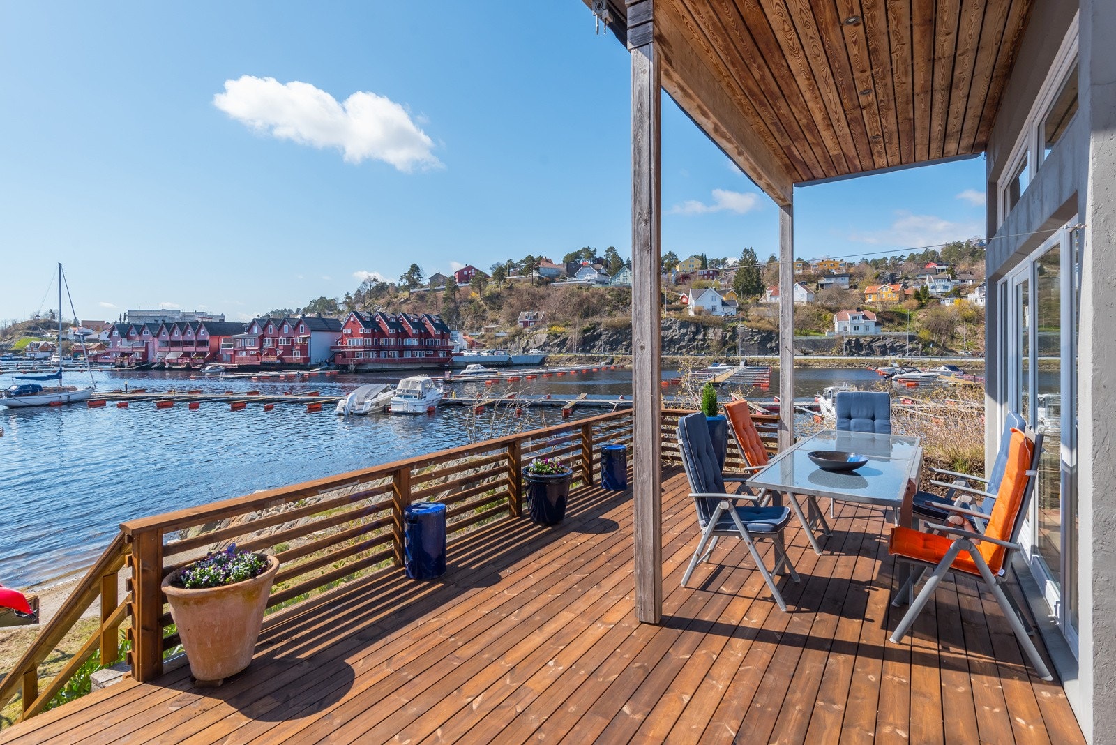 Det er nydelig utsikt til sjøen nesten uansett hvor du befinner deg på eiendommen... Galleribilde