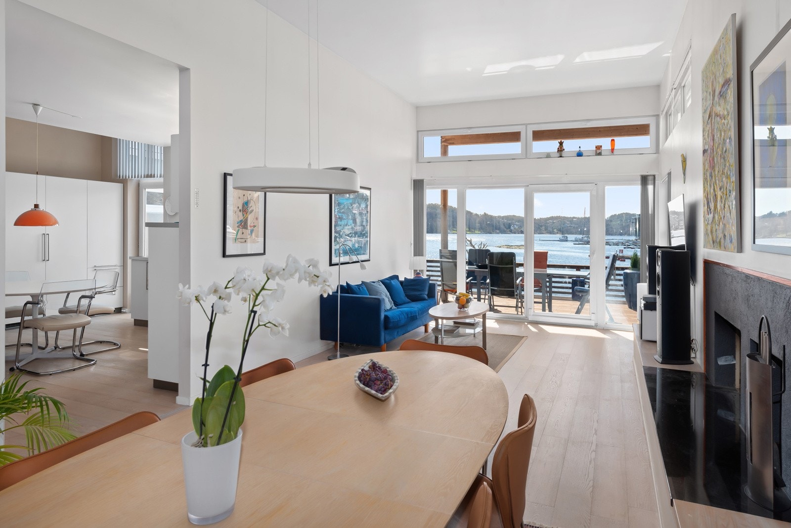 Stuen i 1. etg. Inn til venstre ser man kjøkkenet. Galleribilde