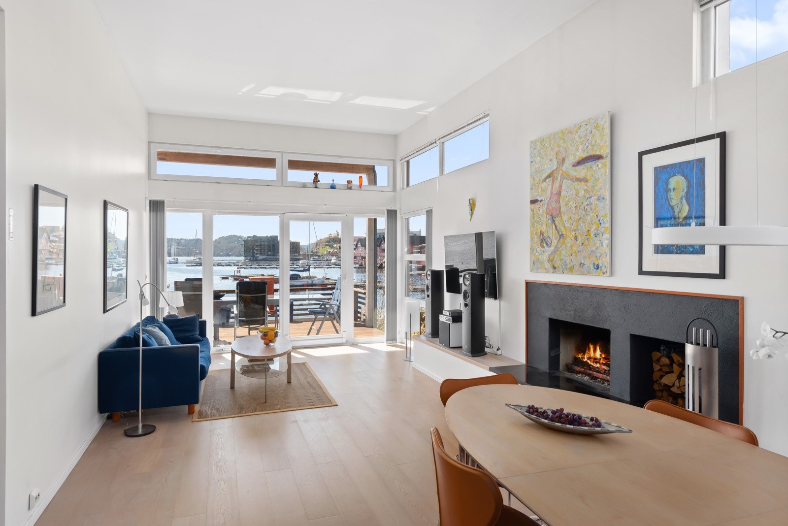 Gjennomgående moderne stil i listefri utførelse. Vannbåren varme i gulvene sørger for optimal komfort. Galleribilde