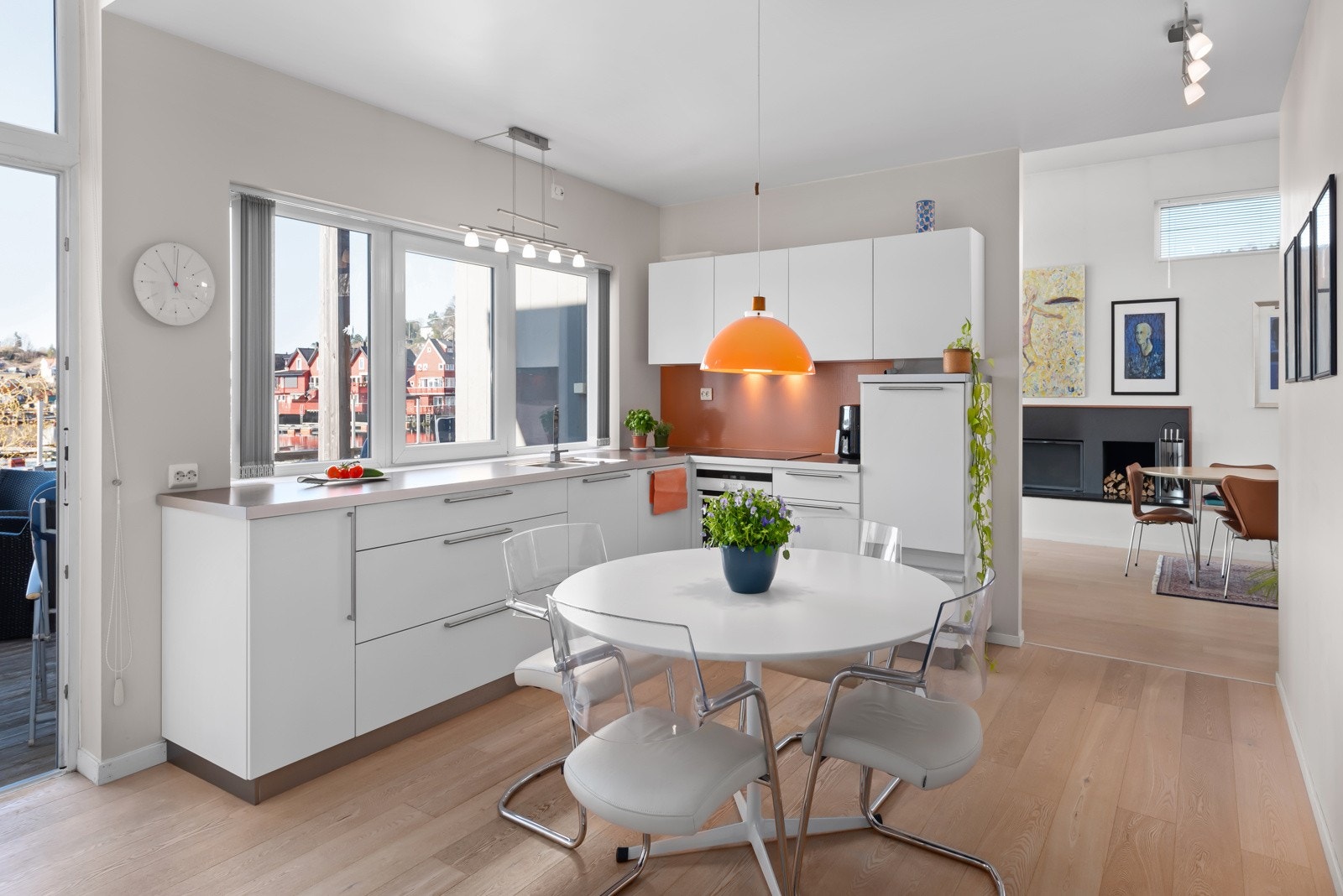 Lyst & flott kjøkken med vidusflater som gir godt med lys. Galleribilde