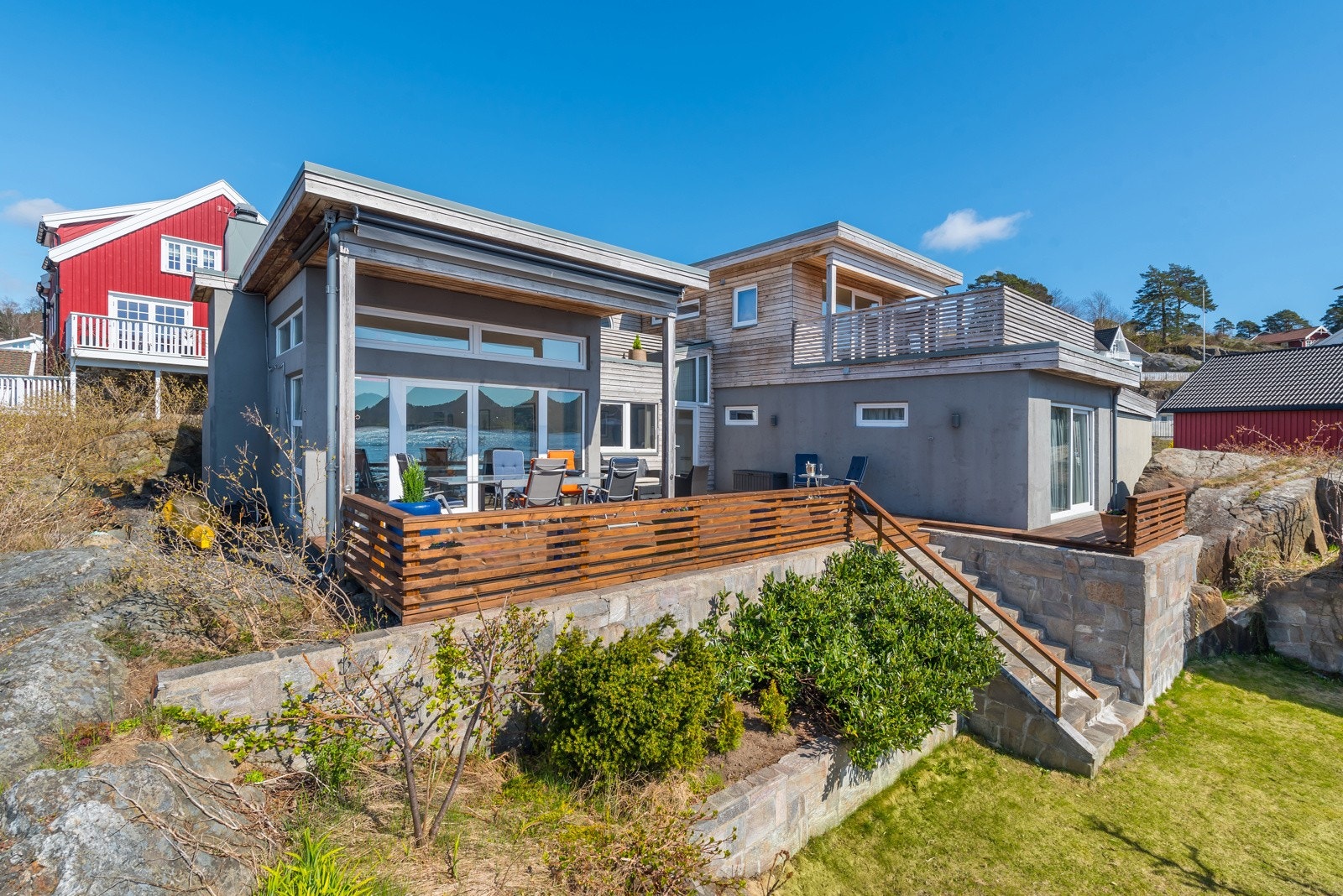 Uteområdet og tomten generelt er akkurat passe stor og opparbeidet med fine murer, plen og beplantning. Galleribilde