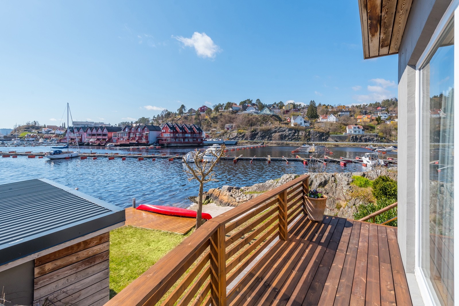 Utgang til terrassen fra soverommet i 1. etg. Galleribilde