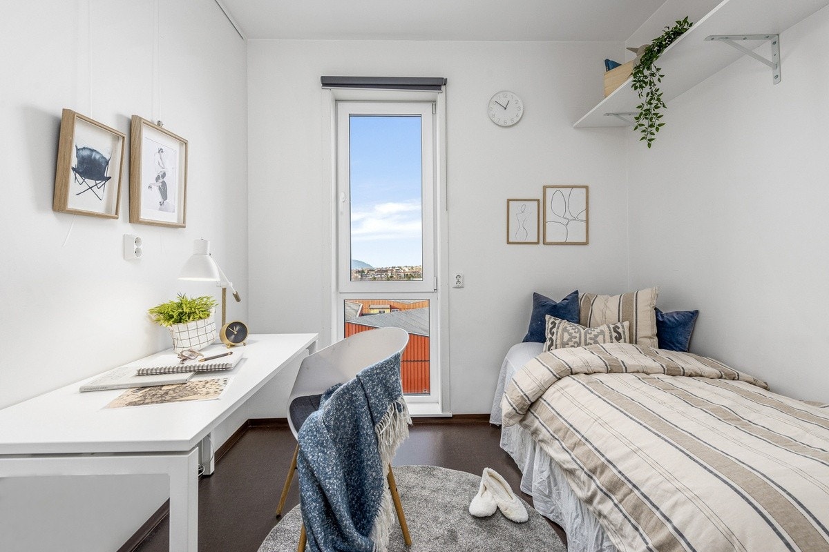 Rommet er møblet med garderobeskap, pult og stol Galleribilde