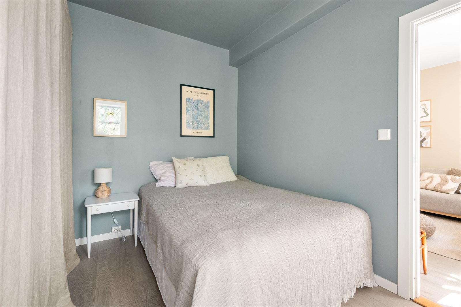 Soverom 2 er malt i en lys og behagelig farge og har plass til stor seng, samt en eventuell kontorpult. Galleribilde