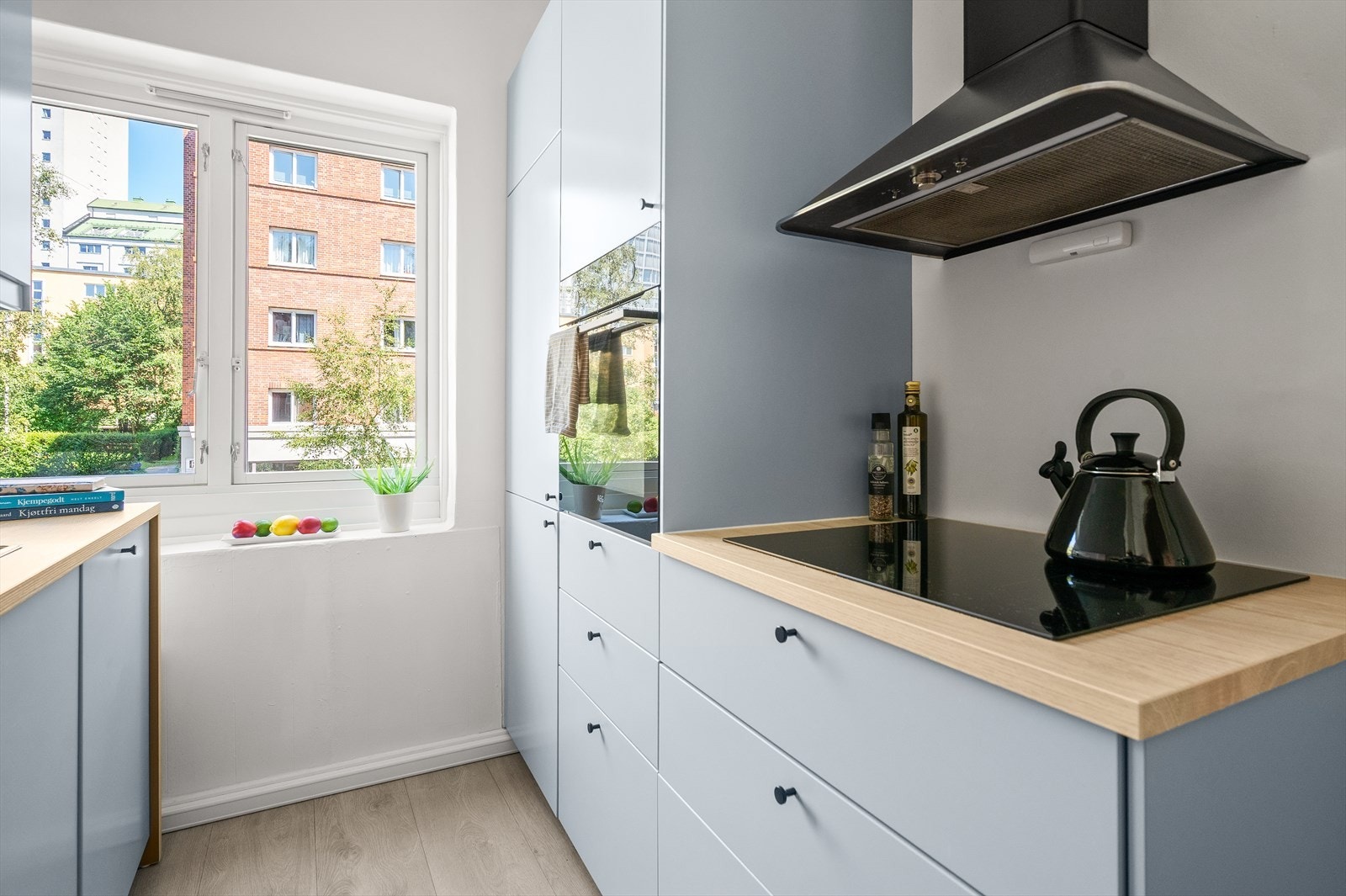 Moderne kjøkkeninnredning fra 2023 med glatte fronter og laminat benkeplate med nedfelt vask. Galleribilde