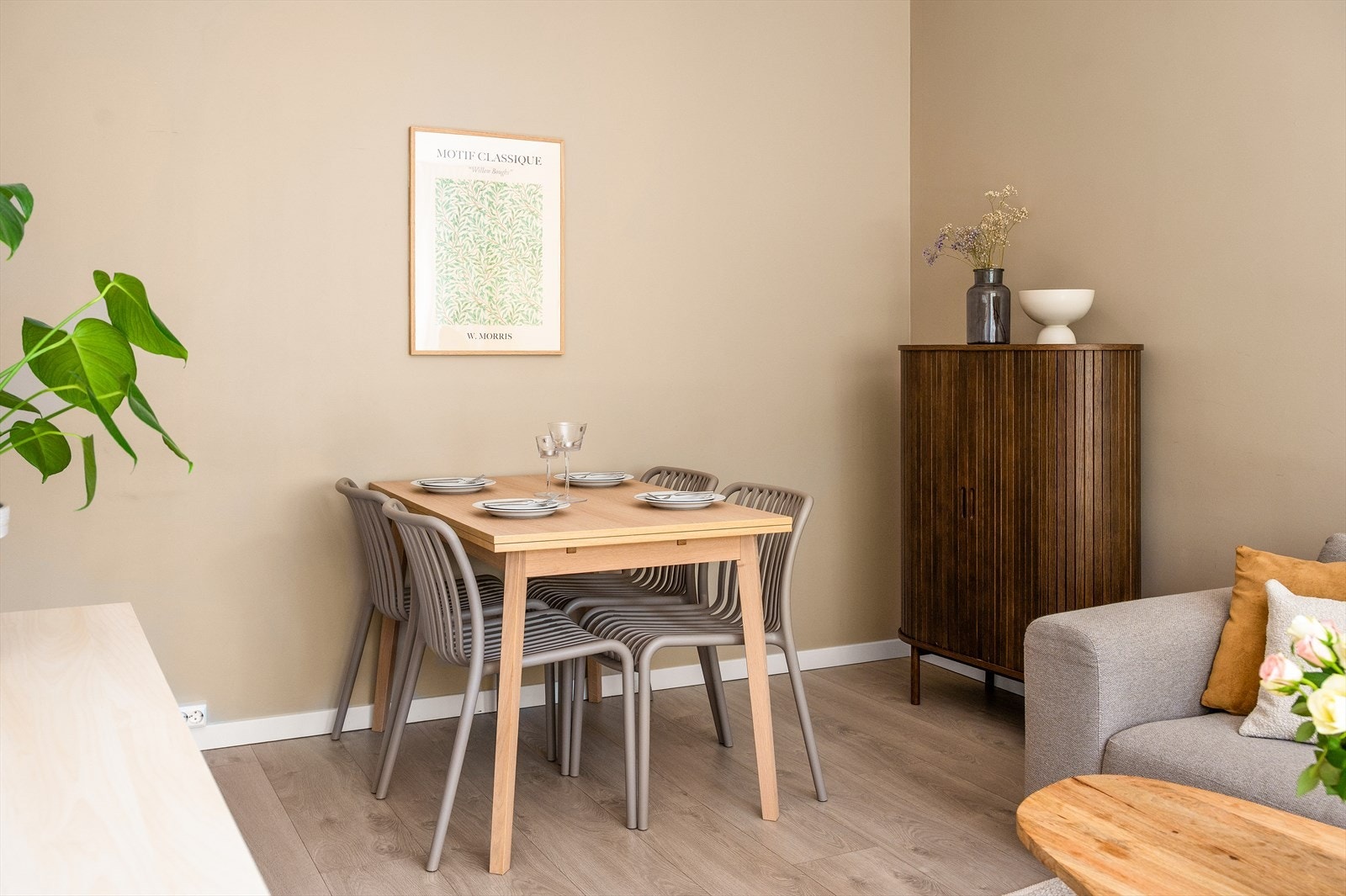 Rommets utforming gir god fleksibilitet for møblering, med plass til både sofagruppe, spisebord og øvrig møblement. Galleribilde