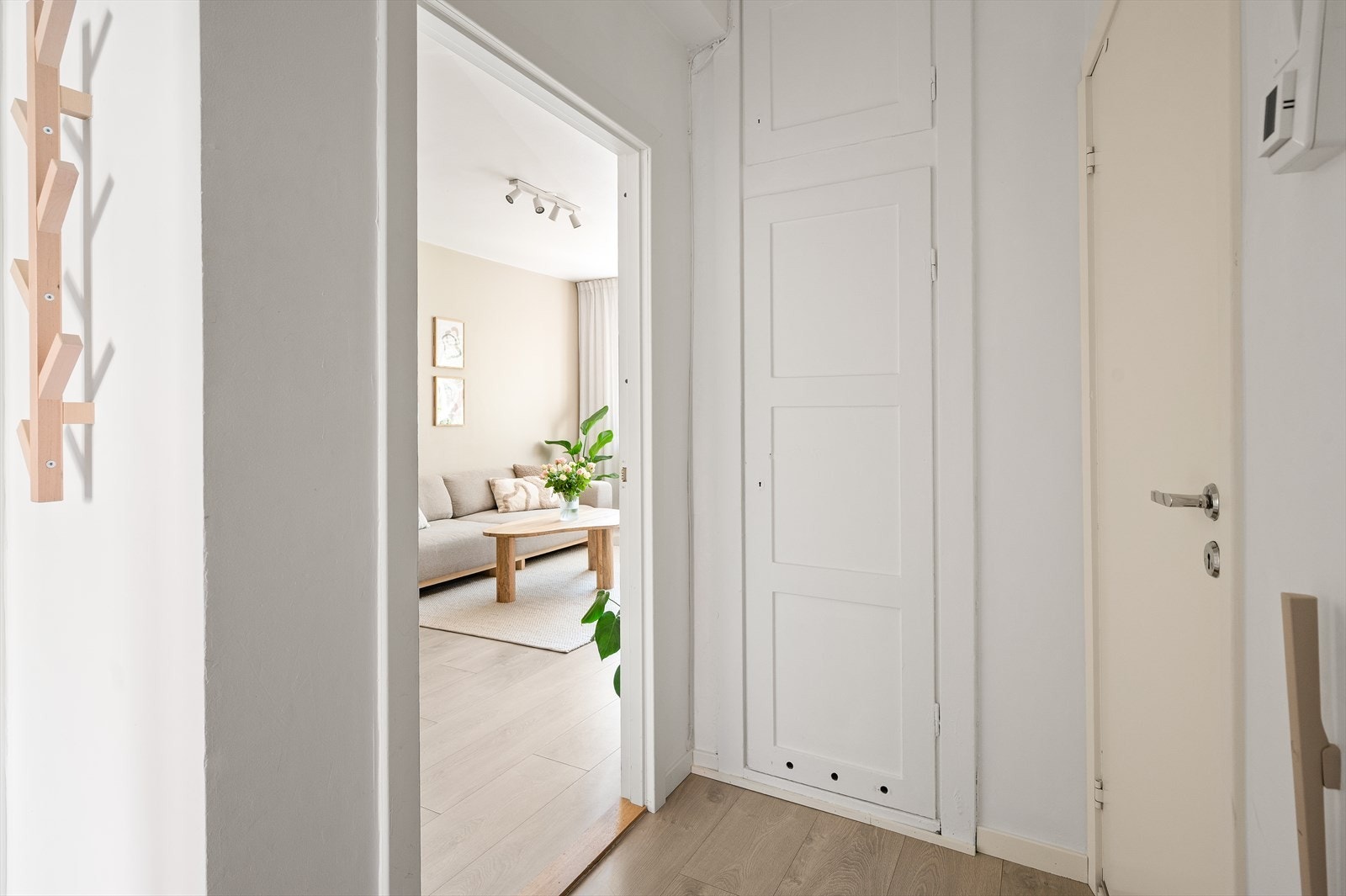 Praktisk og lys entré med plassbygd skap for sko- og yttertøyoppbevaring. Galleribilde