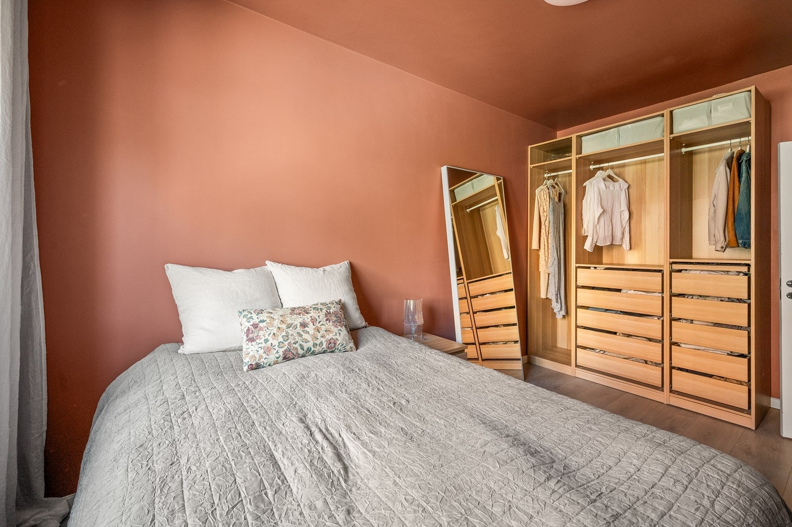 God plass til dobbeltseng og nattbord på hver side, samt medfølgende garderobeløsning. Galleribilde