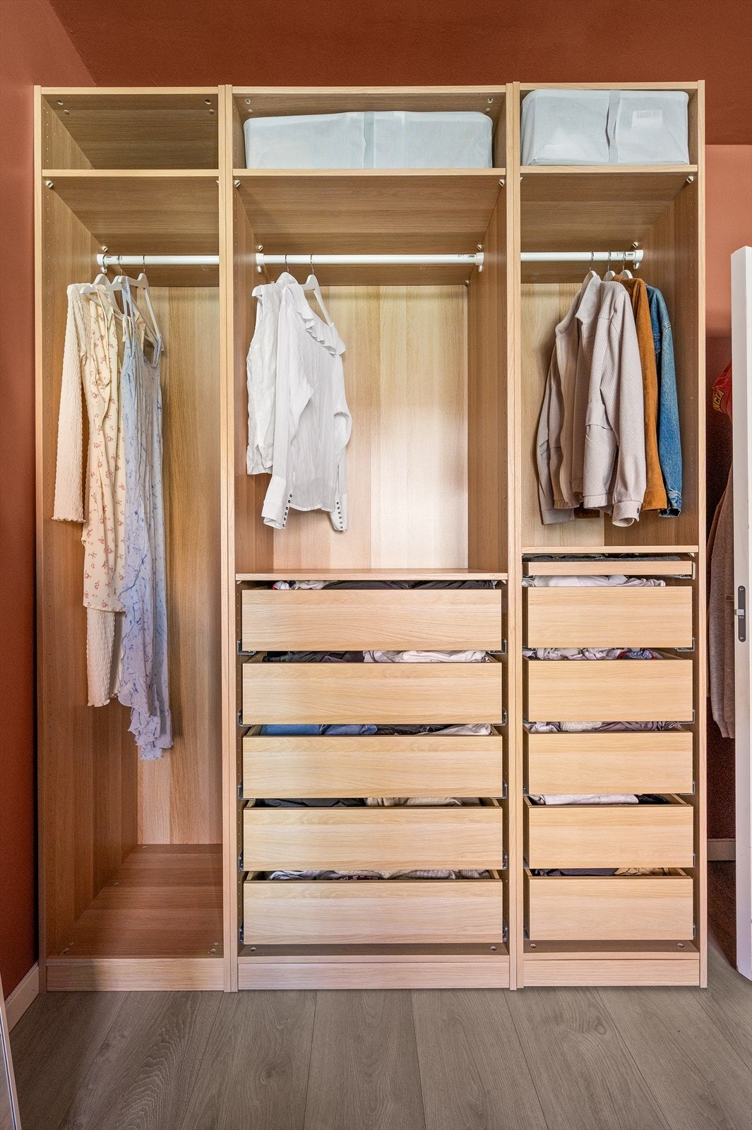 Her er det plass til klær og andre personlige eiendeler. Galleribilde